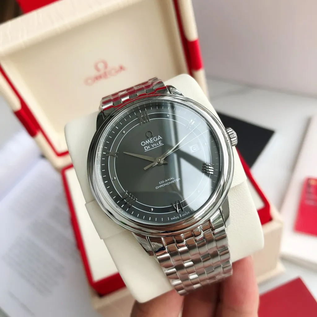 【High-end replica】💰1160! 【Customized all-in-one machine】💰1720! 2023 upgraded blockbuster model - Omega Butterfly De Ville series men's watch [Casual, simple and classic hot model] After the De Ville series was discontinued last year, the factory persisted in adhering to the concept of providing better prices and being more people-friendly. It spent nearly a year strictly controlling and selecting high-quality suppliers of various accessories. Thanks to the strong support of a replica factory, it has worked hard to create today's upgraded and high-quality products at the same price‼ ️ This upgrade uses the same-level lettering from a certain factory, corrects the original synchronous stretch clasp, and passes the factory damage test to ensure excellent quality [Movement] Equipped with zero repair 💯 Brand new Citizen 9015 all-in-one automatic mechanical movement, precise travel time and long-lasting, highly recognized by watch friends [Case] 316L stainless steel case, modified and beautiful body The bottom cover is embossed according to the original synchronized track text. The 39.5mm shell size adheres to the same original details. Curved dial. 100-meter depth waterproof. Scratch-resistant sapphire mirror. [Bracelet] Use 316L stainless steel bracelet with original folding stretch buckle of the same material or calfskin strap. This picture is a real shot of a customized all-in-one machine!