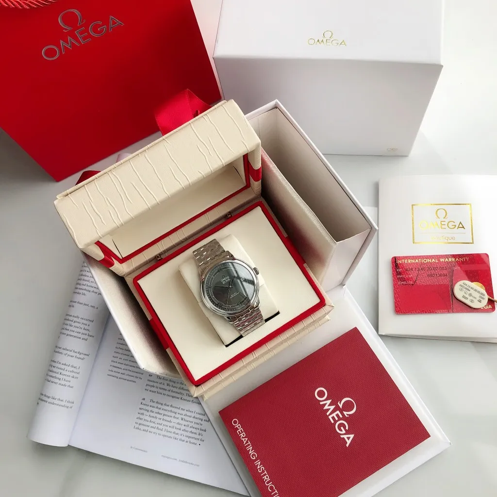 【High-end replica】💰1160! 【Customized all-in-one machine】💰1720! 2023 upgraded blockbuster model - Omega Butterfly De Ville series men's watch [Casual, simple and classic hot model] After the De Ville series was discontinued last year, the factory persisted in adhering to the concept of providing better prices and being more people-friendly. It spent nearly a year strictly controlling and selecting high-quality suppliers of various accessories. Thanks to the strong support of a replica factory, it has worked hard to create today's upgraded and high-quality products at the same price‼ ️ This upgrade uses the same-level lettering from a certain factory, corrects the original synchronous stretch clasp, and passes the factory damage test to ensure excellent quality [Movement] Equipped with zero repair 💯 Brand new Citizen 9015 all-in-one automatic mechanical movement, precise travel time and long-lasting, highly recognized by watch friends [Case] 316L stainless steel case, modified and beautiful body The bottom cover is embossed according to the original synchronized track text. The 39.5mm shell size adheres to the same original details. Curved dial. 100-meter depth waterproof. Scratch-resistant sapphire mirror. [Bracelet] Use 316L stainless steel bracelet with original folding stretch buckle of the same material or calfskin strap. This picture is a real shot of a customized all-in-one machine!