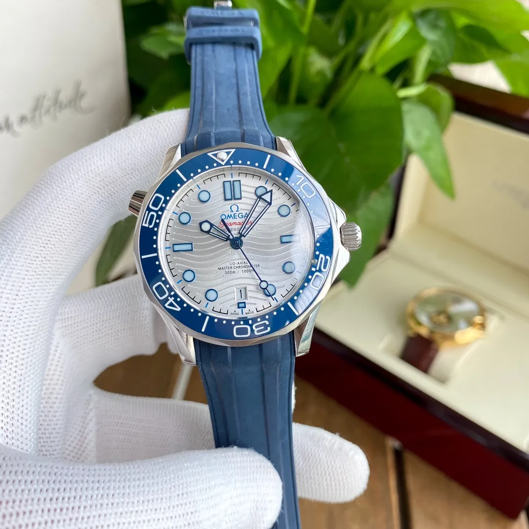 【Foreign trade import】💰1160! OMEGA-OMEGA🏅🏅 Type: Men's watch 🎉🎉 Case: Top version 316 stainless steel L Strap: Natural rubber waterproof tape Movement: 8215 Citizen mechanical movement ⚙️ Mirror: High-end double-pushed sapphire mirror glass Size: 40mm in diameter and 11mm thick ⭐"Original single molded pin buckle Ice blue luminous Steel strap buckle can be fine-tuned Calendar disk color official website synchronization ”⭐ 🍷Exquisite inheritance of real effects, quality guaranteed! ‼ ️The elegant style instantly enhances the charm of men and is a symbol of taste and noble life!