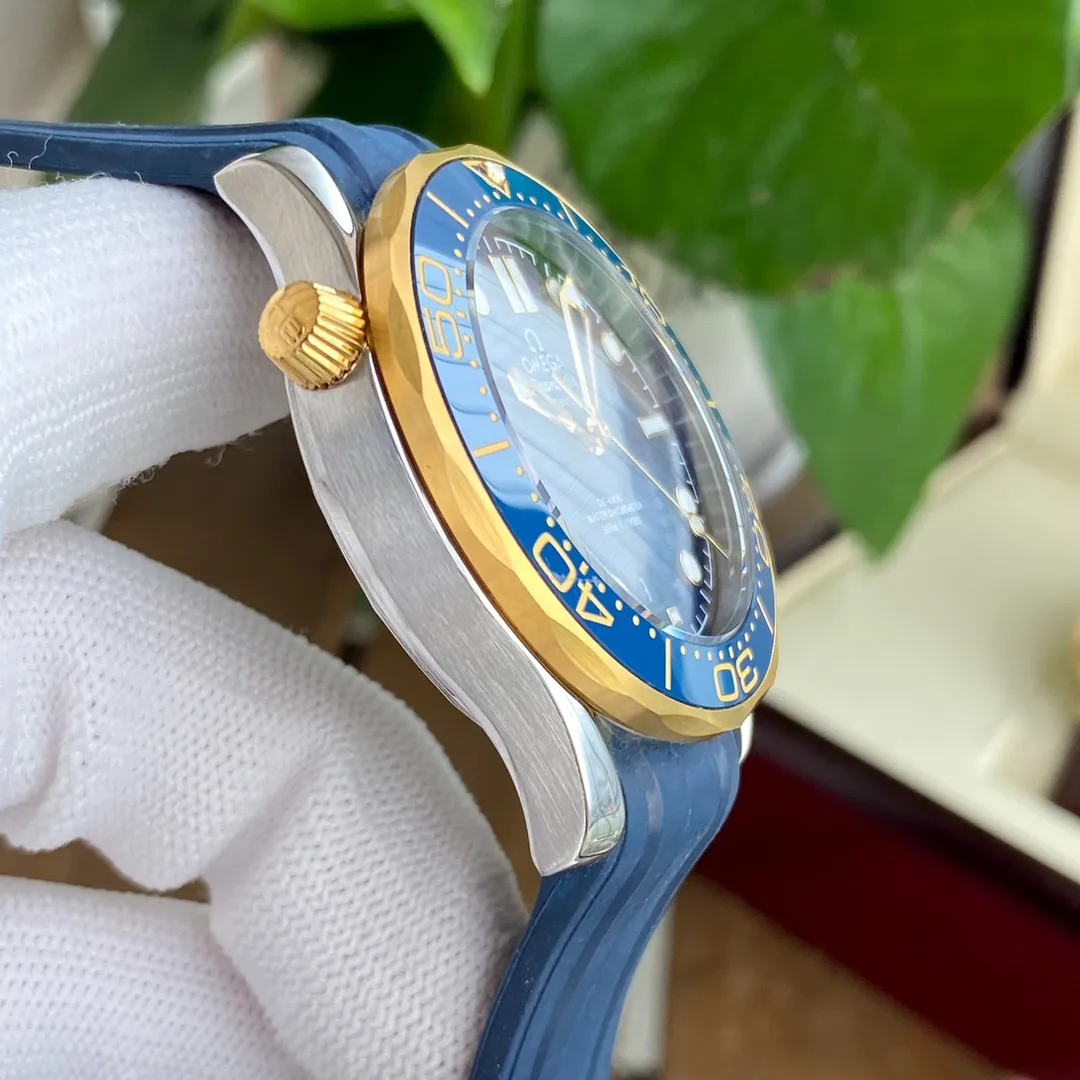 【Foreign trade import】💰1160! OMEGA-OMEGA🏅🏅 Type: Men's watch 🎉🎉 Case: Top version 316 stainless steel L Strap: Natural rubber waterproof tape Movement: 8215 Citizen mechanical movement ⚙️ Mirror: High-end double-pushed sapphire mirror glass Size: 40mm in diameter and 11mm thick ⭐"Original single molded pin buckle Ice blue luminous Steel strap buckle can be fine-tuned Calendar disk color official website synchronization ”⭐ 🍷Exquisite inheritance of real effects, quality guaranteed! ‼ ️The elegant style instantly enhances the charm of men and is a symbol of taste and noble life!