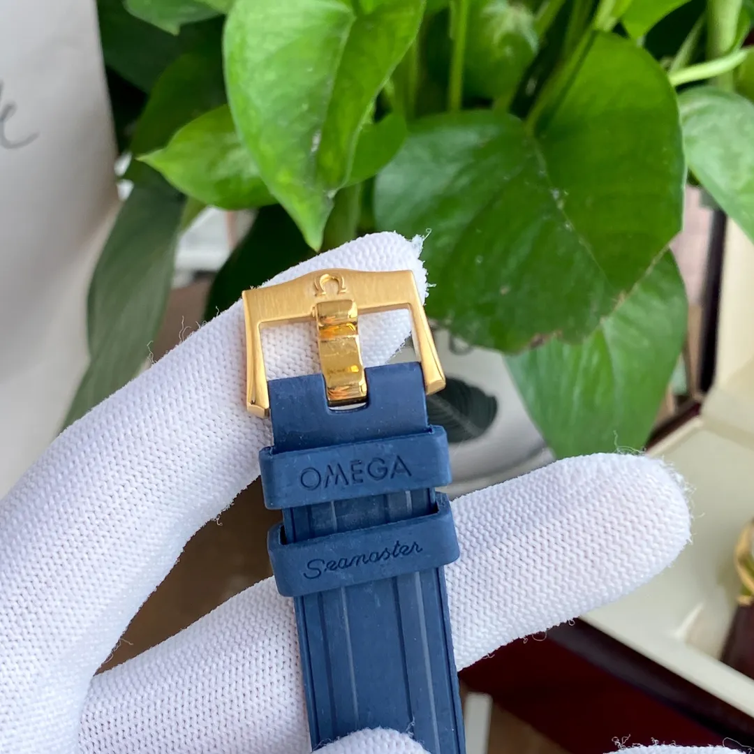 【Foreign trade import】💰1160! OMEGA-OMEGA🏅🏅 Type: Men's watch 🎉🎉 Case: Top version 316 stainless steel L Strap: Natural rubber waterproof tape Movement: 8215 Citizen mechanical movement ⚙️ Mirror: High-end double-pushed sapphire mirror glass Size: 40mm in diameter and 11mm thick ⭐"Original single molded pin buckle Ice blue luminous Steel strap buckle can be fine-tuned Calendar disk color official website synchronization ”⭐ 🍷Exquisite inheritance of real effects, quality guaranteed! ‼ ️The elegant style instantly enhances the charm of men and is a symbol of taste and noble life!