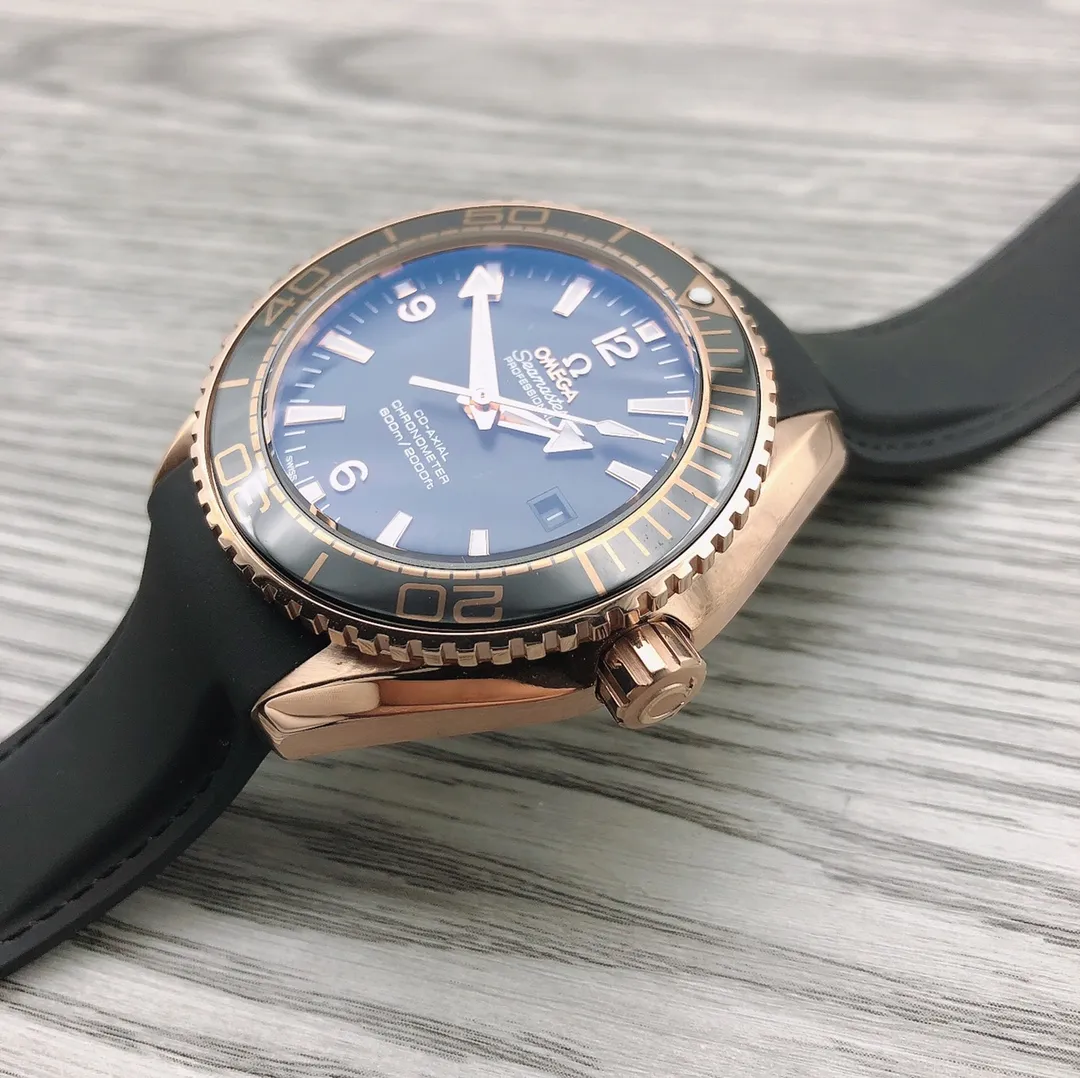 【Top replica】💰2400! OMEGA 🎮B28 Seamaster Series 232.32.42.21.01.003 600-meter diving watch rubber strap model arrives in full color, ceramic bezel is unique to the entire network, internally repaired top-notch Swiss 2836 movement, external repair details synchronized with original [Movement] Equipped with 💯 brand new original Swiss 2836 automatic mechanical movement, original see-through design, corrected movement top, 0️⃣repair, accurate running time, strong practicality [Case] Made of 316L stainless steel case 🎮The entire network's exclusive vacuum furnace interior gold plating, equipped with the only original ceramic one-way rotating timing ring in its class [Bracelet] The official synchronous rubber strap or 316 stainless steel five-bead bracelet of the Seamaster 600-meter diving watch is available. The steel chain is equipped with the only original push-pull adjustable buckle in its class. 🎮