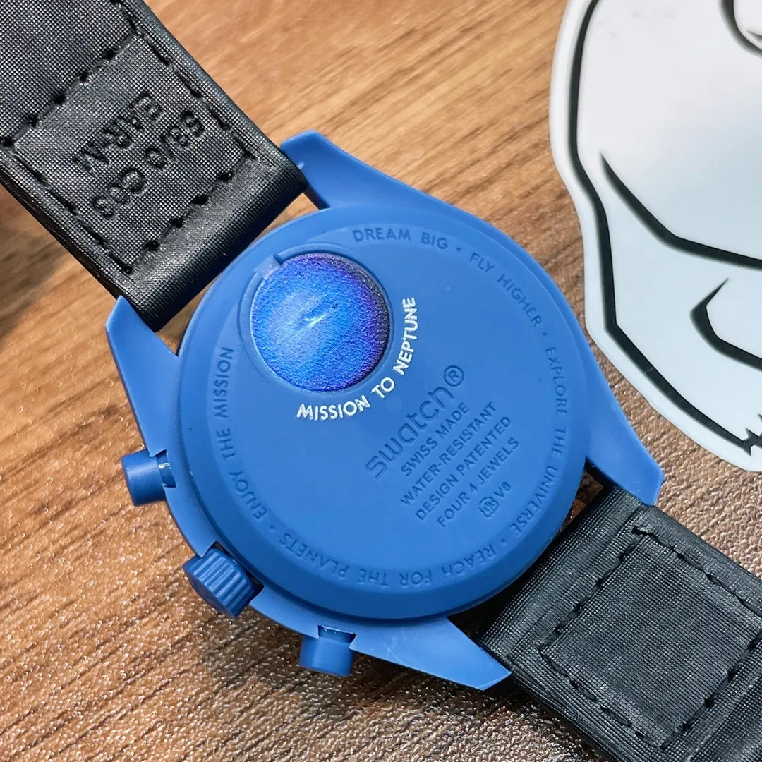 [Original order quality] 💰700! 【Purchasing quality】💰1160! Omega co-branded Swatch, the top version on the market, made of real bioceramic material! Distinguish low-end products in the market! OMEGAxSWATCH Omega x Swatch joint model BIOCERAMIC MOONSWATCH joint watch, this series of watches has a total of 11 models, all named after planetary bodies. They are: Mission to the Sun (gold) Mission to Mercury (dark gray) Mission to Venus (pink) Mission to Earth (blue) Mission to the Moon (black) Mission to Mars (white) Mission to Jupiter (bronze) Mission to Saturn (beige) Mission to Uranus (light blue) Mission to Neptune (dark blue) Mission to Pluto (grey) Each one represents the characteristics of a different planet and uses its elements to decorate the dial, making people want to collect the entire series at once.  Swiss quartz machine, size 42mm. The Velcro strap is waterproof and easy to wear. It is worth buying. It can be collected and given as a gift. It has 11 colors and represents the 11 planets in the universe. The colors are bright and this summer accessory is a must-have!