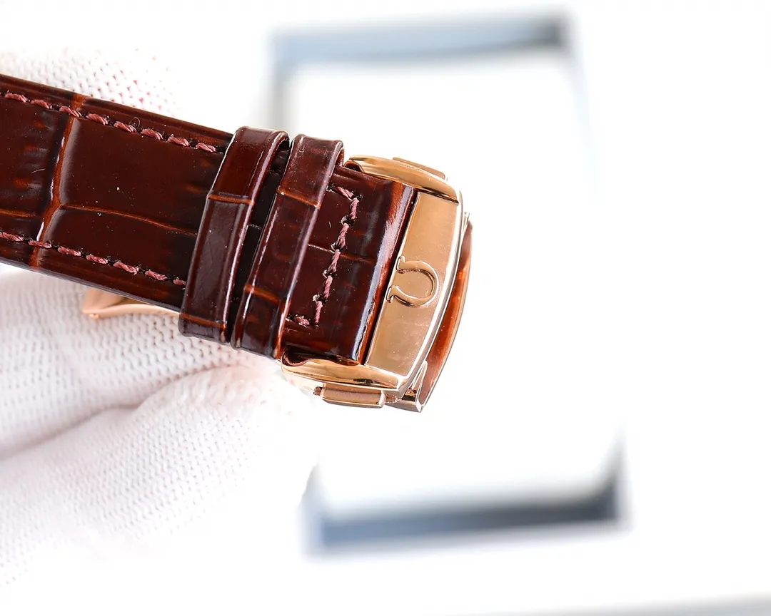 【High-end replica】💰1240! 【Customized all-in-one machine】💰1760! Omega De Ville series men's mechanical watch, a new upgraded version will arrive in 2023. The modified quality is exclusively customized with a special design of the 8500 movement splint. [Movement] Re-engraved and restored 8500 coaxial movement, with a see-through bottom showing the movement at a glance, perfectly presented. [Case] 316L stainless steel case, made with exclusive CNC technology, with arched wear-resistant super strong glass, clear text lines and well-proportioned checkering. Three degrees waterproof, watch diameter 41/11mm [Watch chain] Italian imported cowhide leather strap with original folding clasp or 316 stainless steel original clasp optional. The exclusive quality code is 83145368.