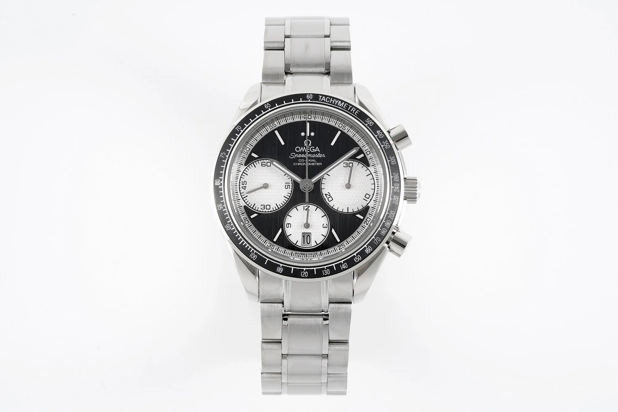 【Top Replica】💰Private chat! Omega Speedmaster series 326.32.40.50.06.001 multi-function chronograph watch. The synchronous counter is 40mm in size and uses the 7750 chronograph movement to make it more stable and durable, creating an original quality copy of the Omega Speedmaster series watch. [Appearance] Purchase genuine products for disassembly and mapping. They have the same stepped watch case cover, the same CNC polishing level, and the same thickness size. The entire watch accessories, including the strap lug screws, are perfectly interchangeable with the genuine products. [Disk surface] The dial adopts the same grain texture and radial pattern lettering as the original product, and uses the same frosted fine particle lettering as the original. The overall density of the particles is consistent with the original product. The same light source reflection as the original product can be seen at any angle. Each number, word nail, logo, is independently molded using genuine craftsmanship materials. After several sets of molds, the three-dimensional beauty is finally consistent with the original version. [Mirror] Double-sided blue-coated curved sapphire glass mirror, double-sided chamfered and smooth edges, and the thickness arc reaches the strict tolerance standard of 0.03. Scratch-resistant and wear-resistant, crystal clear. [Waterproof] The lock-type crown has been tested repeatedly and is consistent with the original product. The waterproof depth is 100 meters. [Strap] The rubber strap follows strict standards from the raw material. Every detail has been polished repeatedly and is of the highest quality. It is soft and delicate, fits the wrist and is comfortable to wear. Every inch of stitching and every detail, including the number, is consistent with the original. [Watch Buckle] The brushed texture of the watch buckle is fine and neat, and the depth of the drawing is exactly the same as the original. Not only the density of the drawing is fine and consistent, but also the depth of the drawing is consistent with the original. The watch buckle is deeply restored, which solves the embarrassing problem of the buckle becoming loose after being used for a period of time. The watch buckle still fits tightly after being used for a long time, and the crisp sound of the buckle is also deeply restored.