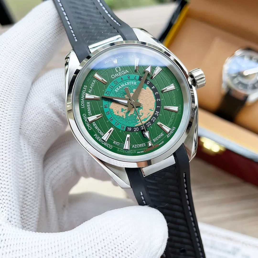 【High-end replica】💰1240! Customized all-in-one machine 💰1720! The Omega Seamaster World Ocean Series Aqua Terra 150 Meter Series world time watch became popular all over the world as soon as it came out. Today, exquisite watchmaking craftsmanship and attention to detail are inherited in newly launched watches, and more eye-catching craftsmanship and design elements are incorporated. The dial adopts Aqua Terra’s classic vertical teak texture, surrounded by different cities around the world. The 43mm case is equipped with an imported fully automatic mechanical movement. There is a new inner dial in the center of the dial. The grade 5 titanium plate shows an image of the earth overlooking the North Pole. The blue ocean is engraved with laser ablation technology, and the outline of the land is outlined in relief.