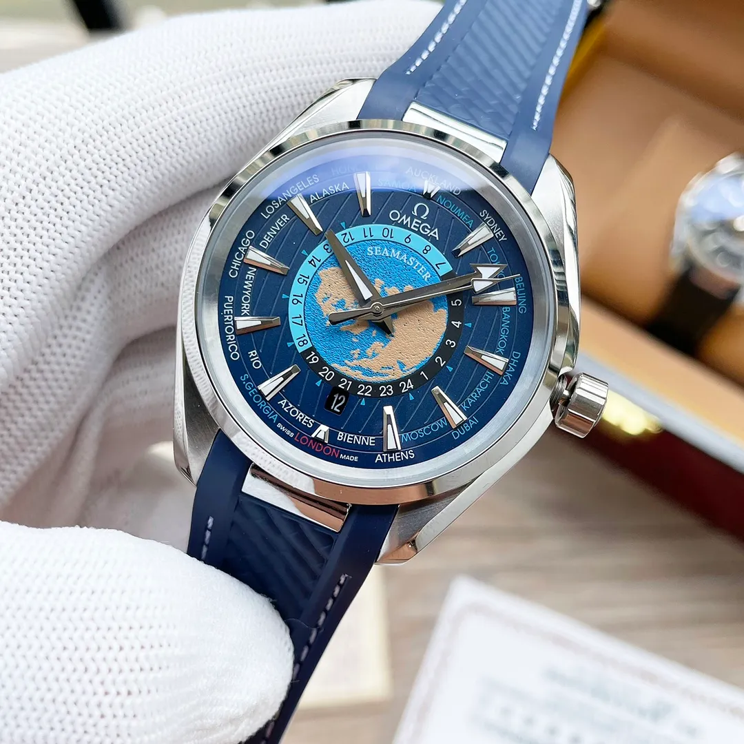 【High-end replica】💰1240! Customized all-in-one machine 💰1720! The Omega Seamaster World Ocean Series Aqua Terra 150 Meter Series world time watch became popular all over the world as soon as it came out. Today, exquisite watchmaking craftsmanship and attention to detail are inherited in newly launched watches, and more eye-catching craftsmanship and design elements are incorporated. The dial adopts Aqua Terra’s classic vertical teak texture, surrounded by different cities around the world. The 43mm case is equipped with an imported fully automatic mechanical movement. There is a new inner dial in the center of the dial. The grade 5 titanium plate shows an image of the earth overlooking the North Pole. The blue ocean is engraved with laser ablation technology, and the outline of the land is outlined in relief.