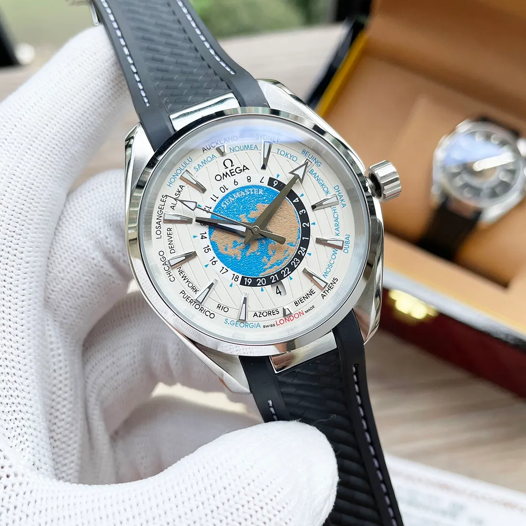 【High-end replica】💰1240! Customized all-in-one machine 💰1720! The Omega Seamaster World Ocean Series Aqua Terra 150 Meter Series world time watch became popular all over the world as soon as it came out. Today, exquisite watchmaking craftsmanship and attention to detail are inherited in newly launched watches, and more eye-catching craftsmanship and design elements are incorporated. The dial adopts Aqua Terra’s classic vertical teak texture, surrounded by different cities around the world. The 43mm case is equipped with an imported fully automatic mechanical movement. There is a new inner dial in the center of the dial. The grade 5 titanium plate shows an image of the earth overlooking the North Pole. The blue ocean is engraved with laser ablation technology, and the outline of the land is outlined in relief.