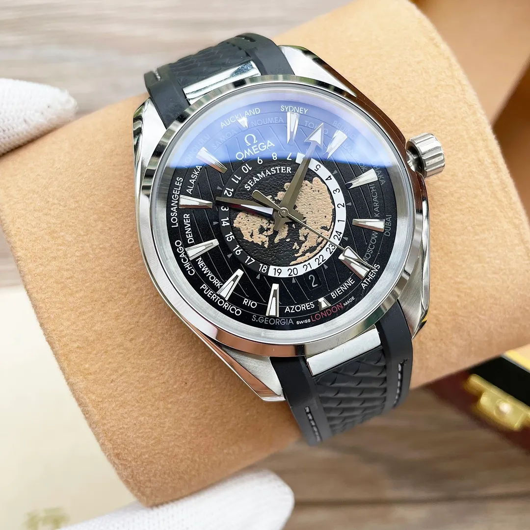 【High-end replica】💰1240! Customized all-in-one machine 💰1720! The Omega Seamaster World Ocean Series Aqua Terra 150 Meter Series world time watch became popular all over the world as soon as it came out. Today, exquisite watchmaking craftsmanship and attention to detail are inherited in newly launched watches, and more eye-catching craftsmanship and design elements are incorporated. The dial adopts Aqua Terra’s classic vertical teak texture, surrounded by different cities around the world. The 43mm case is equipped with an imported fully automatic mechanical movement. There is a new inner dial in the center of the dial. The grade 5 titanium plate shows an image of the earth overlooking the North Pole. The blue ocean is engraved with laser ablation technology, and the outline of the land is outlined in relief.