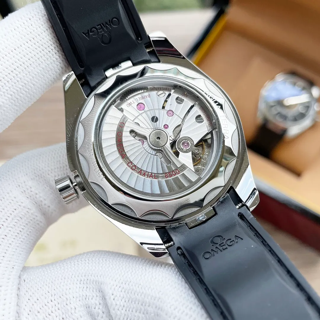 【High-end replica】💰1240! Customized all-in-one machine 💰1720! The Omega Seamaster World Ocean Series Aqua Terra 150 Meter Series world time watch became popular all over the world as soon as it came out. Today, exquisite watchmaking craftsmanship and attention to detail are inherited in newly launched watches, and more eye-catching craftsmanship and design elements are incorporated. The dial adopts Aqua Terra’s classic vertical teak texture, surrounded by different cities around the world. The 43mm case is equipped with an imported fully automatic mechanical movement. There is a new inner dial in the center of the dial. The grade 5 titanium plate shows an image of the earth overlooking the North Pole. The blue ocean is engraved with laser ablation technology, and the outline of the land is outlined in relief.