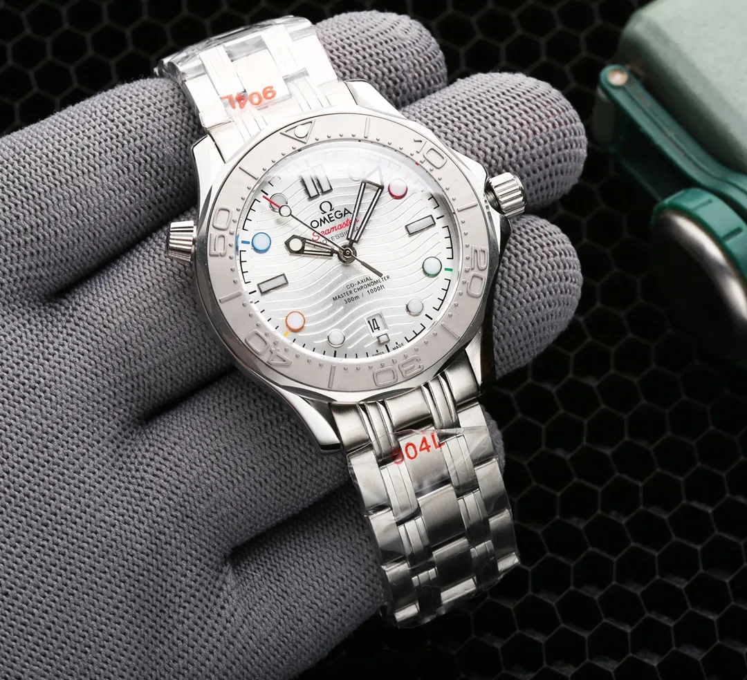 【High-end replica】💰1720! OMEGA launches Seamaster Diver 300M Beijing 2022 Special Edition 2022 Beijing Winter Olympics Special Edition watch⌚️ The five colors of the Olympic five-ring logo are cleverly integrated into the time scale - 2 o'clock is red, 4 o'clock is green, 8 o'clock is yellow, 10 o'clock is blue, and 12 o'clock is black, representing the Olympic spirit of unity, friendship and fairness respectively. The hands and hour markers are coated with fluorescent coating to improve readability in dark environments. The 6 o'clock calendar window has a blue chassis and is synchronized with the original. Pay attention to details.