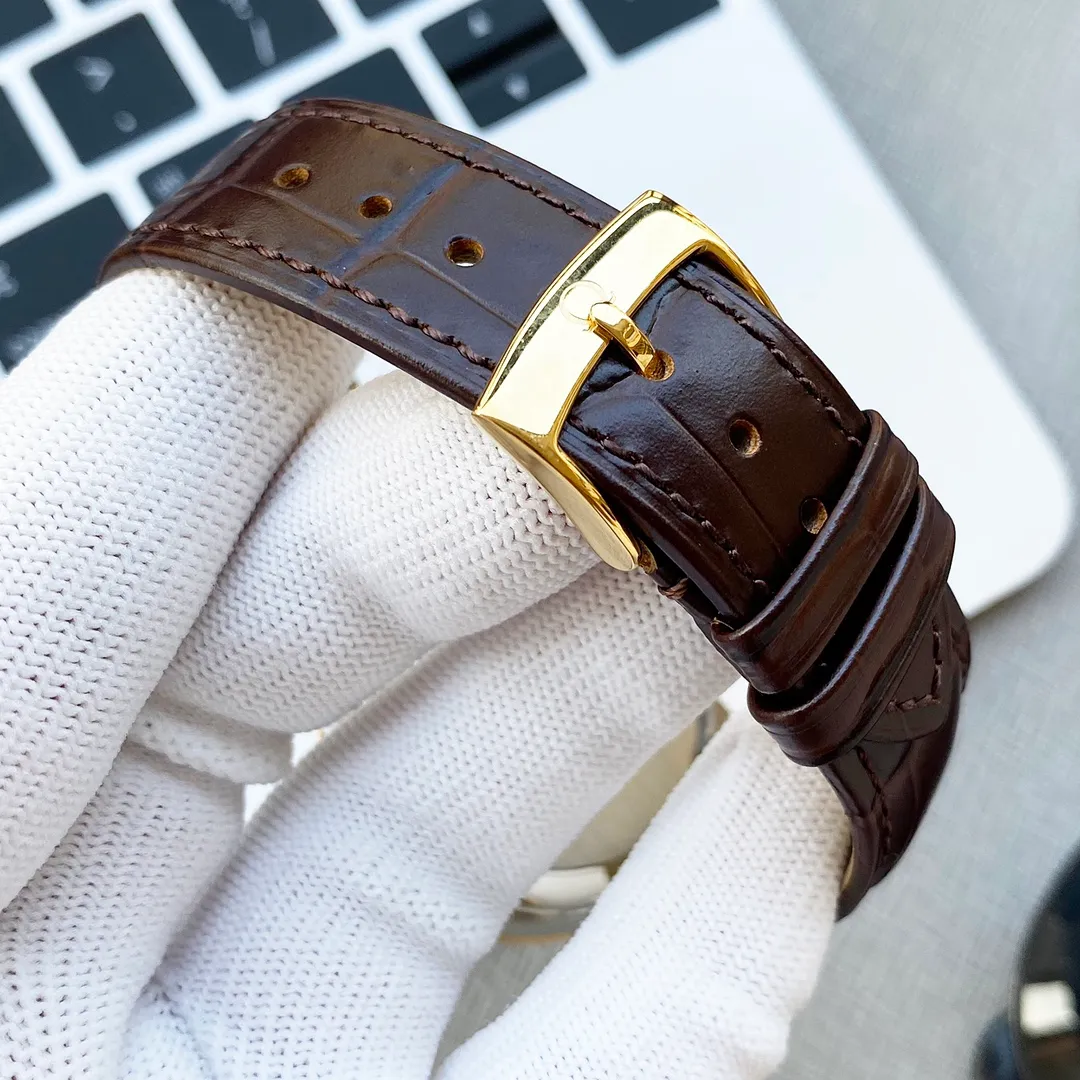 【High-end replica】💰1160! 【Customized all-in-one machine】💰1720! Omega-Diefei series-couples watch! Genuine mold opening, 👏The lettering is the same as the original product with sun pattern, the curved surface is upgraded to high-definition arched double sapphire glass (clearer display, anti-scratch) 👏The back of the steel belt is also synchronized with the original laser product batch number! It took 9 months to make many corrections and upgrades to create a 1:1 shell model, striving for perfection! The diameter of men's wear is 39.5mm, and the diameter of women's wear is 32.7mm👏! The style adopts the original Citizen 8215® movement, which vibrates 28,800 times per hour, and has zero repair quality. ✅The style is matched with Italian cowhide to make the wrist more comfortable and comfortable. 🗣The strap/buckle is engraved with the classic "OMEGA" logo, which is generous and classy. Real shot🔰Please pay attention to the details!