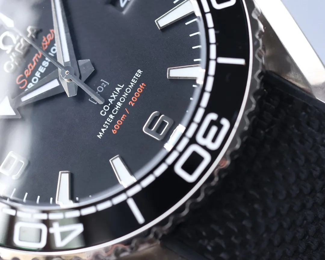 Omega Planet Ocean 600 meters, the entire series of watches once again reaches the top! Five codes in one, warranty card, diamond card, observatory certification card, hang tag, etc. Exclusive number 87895505, exclusive quality, exclusive packaging. In 2021, the official website strongly recommends the exclusive quality of the Seamaster series 600-meter diving watch. [Model] 215.32.44.21.01.001 [Movement] Equipped with 8900/8906 automatic mechanical movement, original see-through design, corrected movement, accurate running time, strong practicality, 100% waterproof [Glass] With arched wear-resistant glass, diameter 43.5mm, thickness 15.5mm [Case] Made of 316L stainless steel, post-processed and polished, equipped with the only original ceramic ring in its class with an original one-way rotating timing ring. [Watch strap] Belt/tape/steel strap, buckle steel strap 316L fine steel brushed and polished, Italian imported cowhide with imported frog glue, steel strap with same-level original Omega stretch buckle, same-level value, please certify exclusive details, exclusive quality code is 87895505 Authentic copy-Reprint🔥Top product, high quality products constantly🔥