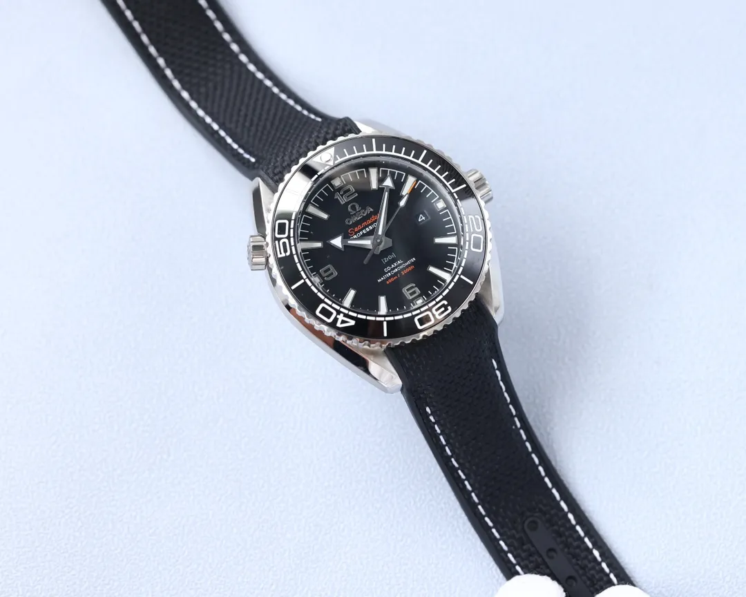 Omega Planet Ocean 600 meters, the entire series of watches once again reaches the top! Five codes in one, warranty card, diamond card, observatory certification card, hang tag, etc. Exclusive number 87895505, exclusive quality, exclusive packaging. In 2021, the official website strongly recommends the exclusive quality of the Seamaster series 600-meter diving watch. [Model] 215.32.44.21.01.001 [Movement] Equipped with 8900/8906 automatic mechanical movement, original see-through design, corrected movement, accurate running time, strong practicality, 100% waterproof [Glass] With arched wear-resistant glass, diameter 43.5mm, thickness 15.5mm [Case] Made of 316L stainless steel, post-processed and polished, equipped with the only original ceramic ring in its class with an original one-way rotating timing ring. [Watch strap] Belt/tape/steel strap, buckle steel strap 316L fine steel brushed and polished, Italian imported cowhide with imported frog glue, steel strap with same-level original Omega stretch buckle, same-level value, please certify exclusive details, exclusive quality code is 87895505 Authentic copy-Reprint🔥Top product, high quality products constantly🔥