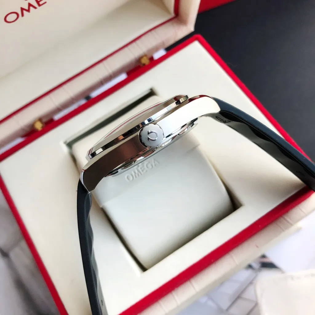 【Customized all-in-one machine】💰1720! Omega Seamaster 150-meter watch [Ocean charm, classic hot model] The classic and timeless design is very characteristic of the Omega brand [Movement] Equipped with the imported brand new Citizen 9015 all-in-one automatic mechanical movement, accurate travel time and long-lasting, highly recognized by watch friends [Case] 316L stainless steel case, modified and beautiful body, original consistent 41.5mm diameter, curved dial, depth waterproof to 200 meters [Bracelet] imported rubber strap Equipped with the original folding clasp of the same material, the details are synchronized with the original product ⚠️Please look for the exclusive quality produced by GD