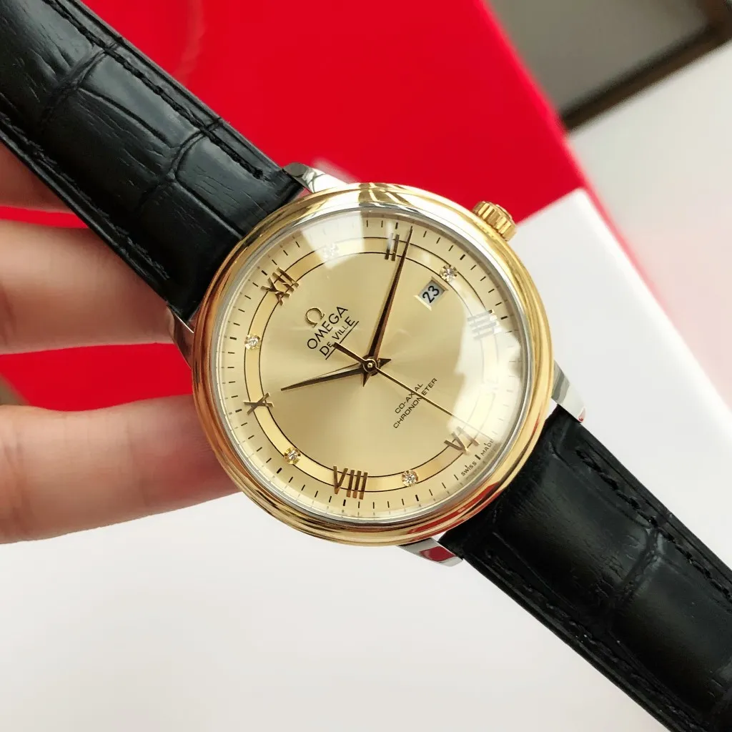 【High-end replica】💰1160! 【Customized all-in-one machine】💰1720! 2023 upgraded blockbuster model - Omega Butterfly De Ville series men's watch [Casual, simple and classic hot model] After the De Ville series was discontinued last year, the factory persisted in adhering to the concept of providing better prices and being more people-friendly. It spent nearly a year strictly controlling and selecting high-quality suppliers of various accessories. Thanks to the strong support of a replica factory, it has worked hard to create today's upgraded and high-quality products at the same price‼ ️ This upgrade uses the same-level lettering from a certain factory, corrects the original synchronous stretch clasp, and passes the factory damage test to ensure excellent quality [Movement] Equipped with zero repair 💯 Brand new Citizen 9015 all-in-one automatic mechanical movement, precise travel time and long-lasting, highly recognized by watch friends [Case] 316L stainless steel case, modified and beautiful body The bottom cover is embossed according to the original synchronized track text. The 39.5mm shell size adheres to the same original details. Curved dial. 100-meter depth waterproof. Scratch-resistant sapphire mirror. [Bracelet] Use 316L stainless steel bracelet with original folding stretch buckle of the same material or calfskin strap. This picture is a real shot of a customized all-in-one machine!