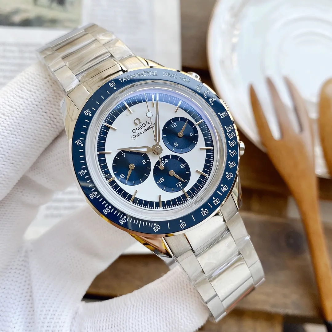 【High-end replica】💰1720! The new Omega Speedmaster series is released, the original model is re-engraved, and it exclusively uses imported fully automatic mechanical movements to achieve zero repairs! Paired with the original strap of 904 steel, it has more texture! 42*12mm [Table material and case quality]: Stainless steel, ceramic ring bezel [Table material and mirror quality]: Arc-shaped double-sided anti-reflective, light-resistant and wear-resistant surface. The Omega Speedmaster series is the most representative watch of the brand. The legendary Speedmaster watch participated in all six human moon landing missions and can be regarded as a model of the brand's pioneering spirit. The stainless steel case is equipped with a sandblasted silver dial. The dial is equipped with a black minute ring and a red lacquered chronograph seconds hand. The hour markers, hour and minute hands are specially treated to appear black and are covered with Super-LumiNova. ⁠Three black subdials with sandblasted rhodium-plated hands