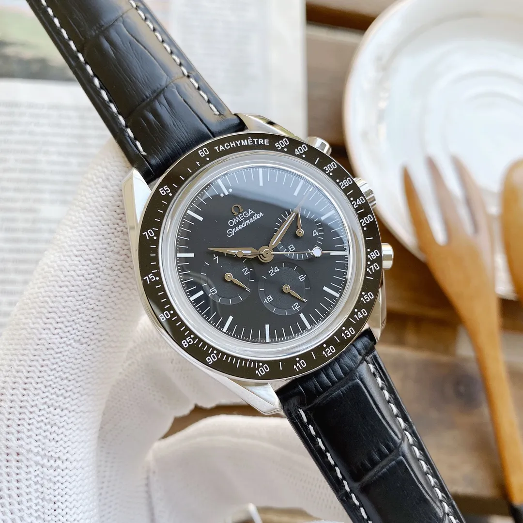 【High-end replica】💰1720! The new Omega Speedmaster series is released, the original model is re-engraved, and it exclusively uses imported fully automatic mechanical movements to achieve zero repairs! Paired with the original strap of 904 steel, it has more texture! 42*12mm [Table material and case quality]: Stainless steel, ceramic ring bezel [Table material and mirror quality]: Arc-shaped double-sided anti-reflective, light-resistant and wear-resistant surface. The Omega Speedmaster series is the most representative watch of the brand. The legendary Speedmaster watch participated in all six human moon landing missions and can be regarded as a model of the brand's pioneering spirit. The stainless steel case is equipped with a sandblasted silver dial. The dial is equipped with a black minute ring and a red lacquered chronograph seconds hand. The hour markers, hour and minute hands are specially treated to appear black and are covered with Super-LumiNova. ⁠Three black subdials with sandblasted rhodium-plated hands