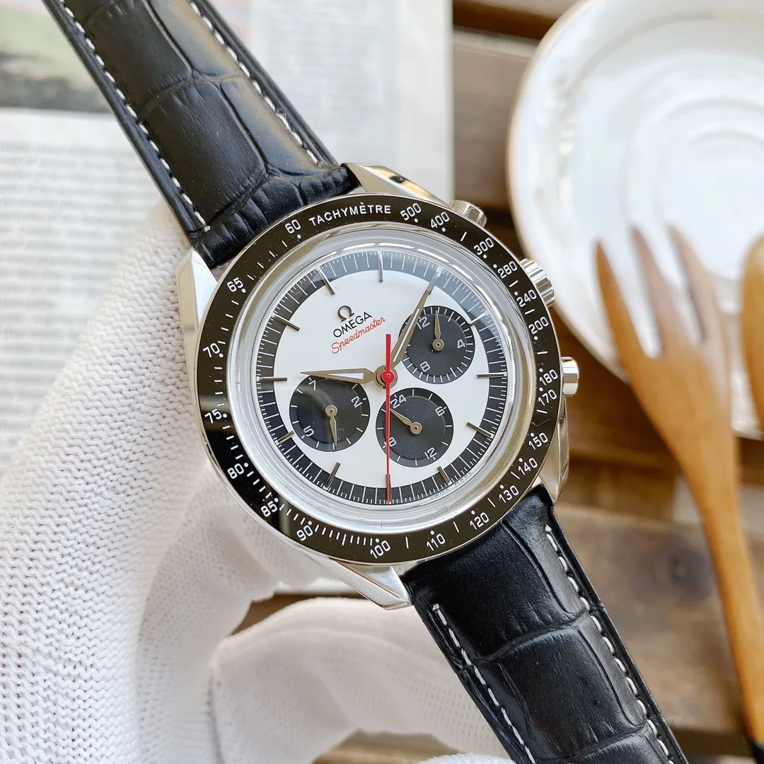 【High-end replica】💰1720! The new Omega Speedmaster series is released, the original model is re-engraved, and it exclusively uses imported fully automatic mechanical movements to achieve zero repairs! Paired with the original strap of 904 steel, it has more texture! 42*12mm [Table material and case quality]: Stainless steel, ceramic ring bezel [Table material and mirror quality]: Arc-shaped double-sided anti-reflective, light-resistant and wear-resistant surface. The Omega Speedmaster series is the most representative watch of the brand. The legendary Speedmaster watch participated in all six human moon landing missions and can be regarded as a model of the brand's pioneering spirit. The stainless steel case is equipped with a sandblasted silver dial. The dial is equipped with a black minute ring and a red lacquered chronograph seconds hand. The hour markers, hour and minute hands are specially treated to appear black and are covered with Super-LumiNova. ⁠Three black subdials with sandblasted rhodium-plated hands