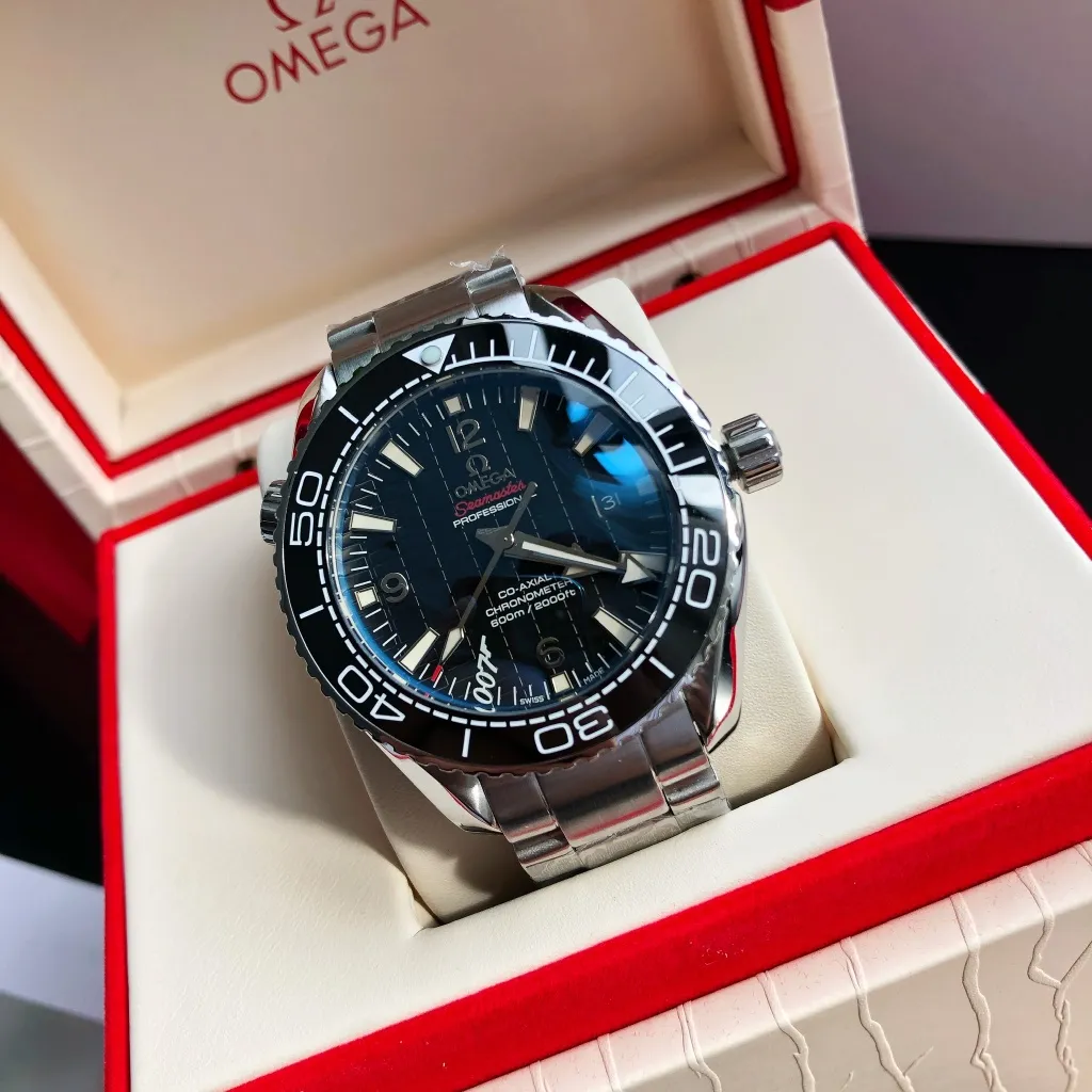 High-end replica 💰1240! TW Taiwan Factory💰1720! 2024 new customized Omega Seamaster series 600-meter America's Cup limited edition diving watch has arrived. It is exclusively customized with original synchronization details. Each watch number is engraved with an identification number and will never be repeated. The ceramic bezel is unique to the entire network. It has a Citizen movement internally and the external repair details are synchronized with the original. [Movement] Equipped with 💯 Brand new Japanese original 9015 automatic mechanical movement, 0️⃣ repair, accurate running time, strong practicality [Case] Made of 316L stainless steel, electroplated in the vacuum furnace of the entire network, equipped with the only original ceramic one-way rotating chronograph ring in its class [Bracelet] Official synchronous rubber strap or 316 stainless steel chain of the Seamaster 600m Diving Watch produced by GD, with the only original push-pull adjustable clasp in its class ⚠️Please look for the exclusive quality of GD products