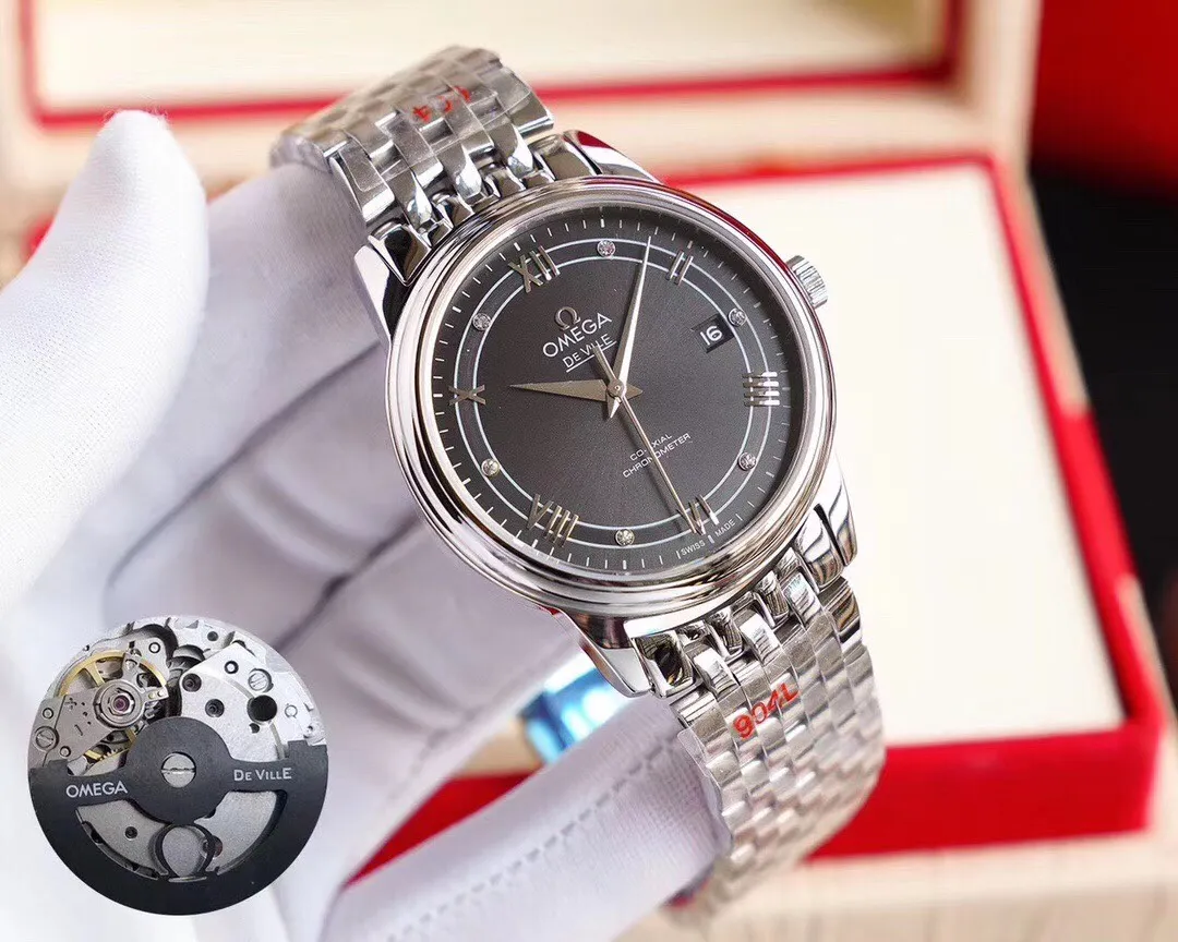 【Foreign trade import】💰2360! Omega-Diefei Series‼ ️ Simple and elegant, with a very obvious sense of post-modernism. The elegant and slim appearance, combined with the simple and elegant design, perfectly interprets the classic charm of the original elegant business. The size of the watch is 39.5 mm x 10 mm. The literal scales and hands all inherit the original craftsmanship. They are first polished and then rhodium-plated to ensure permanent luster and amazing temperament. The resistor LOGO on the plate is well curved and the edges are chamfered naturally. It seems small and exquisite, not worth mentioning, but in fact the craftsmanship is complicated and contains a lot of things. The brushing process of the bottom cover is consistent with the original product, and the position and details of the embossed Logo are of the highest quality in the market. The brushing process of the bottom cover is consistent with the original product, and the position and details of the embossed Logo are of the highest quality in the market. It adopts the super stable Japanese 8215 movement, truly achieving zero repairs. 🔥Top product, high quality products constantly🔥