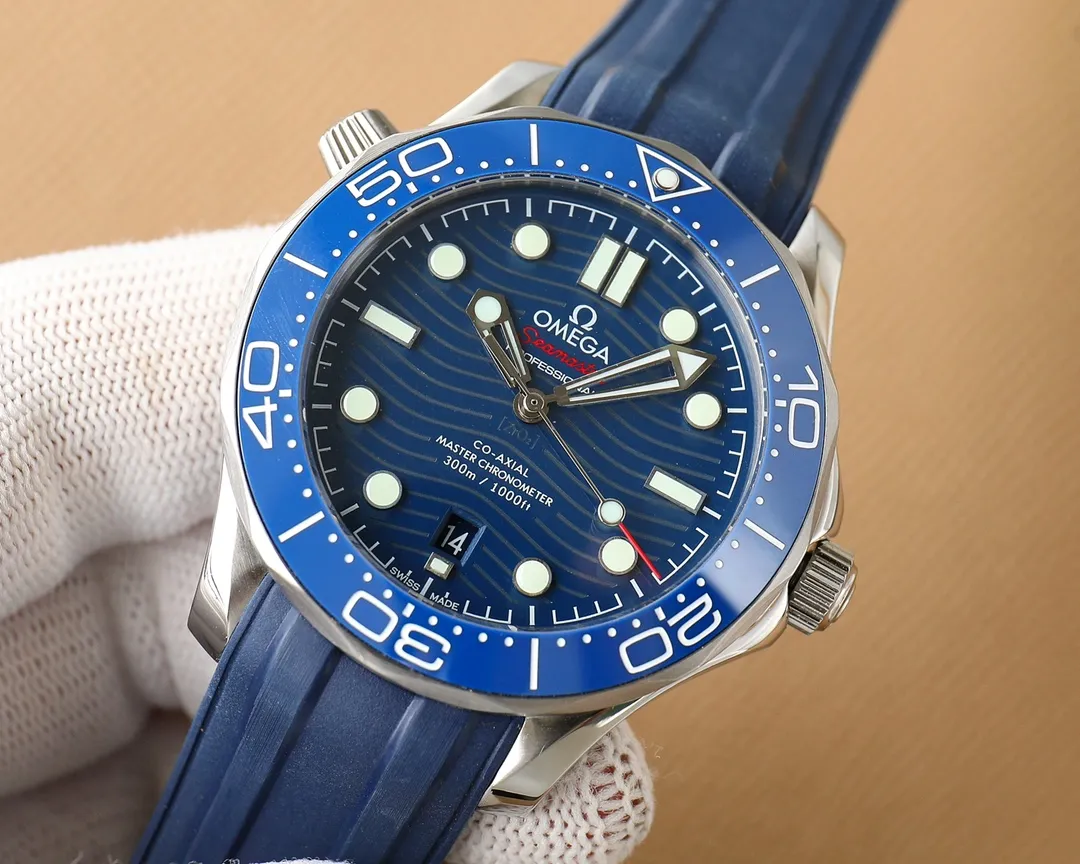 【Top replica】💰2900! Omega Seamaster upgraded version - the only series on the market that is synchronized with VS! Big news coming Basel's new Seamaster 300-meter tape diving watch is finally available. The diameter of the watch has been upgraded to 42 mm, and it is equipped with the Omega 8800 Master Chronometer movement (black balance wheel). The Omega logo is engraved next to the movement balance wheel. The iconic diving bezel is made of ceramic material. The high-quality diving scale is made with Omega Ceragold technology and covered with white enamel, highlighting the lasting and pure beauty. The perfect combination of the watch with the wavy tape and the wavy text makes the Seamaster 300 series the highest style among diving watches. 🔥Top product Excellent products 🔥