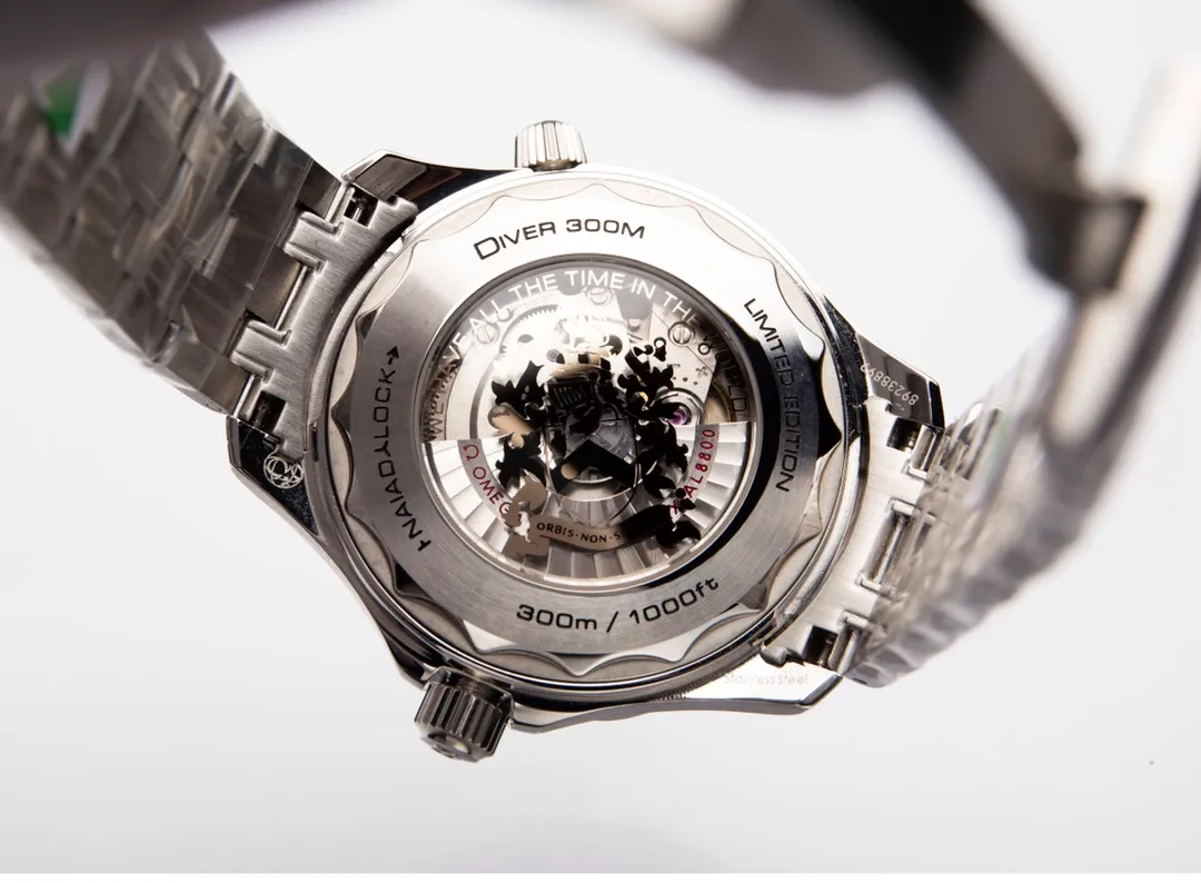 【High-end replica】💰1300! Customized all-in-one machine 💰1900! Omega Seamaster 007 First Anniversary Series 300-meter Diving Watch is of exclusive quality on the entire network. [Movement] Equipped with the brand new 9015 all-in-one fully automatic mechanical movement imported from Japan, it truly achieves zero repairs, accurate running time, strong practicality and 100% waterproof. [Glass] High-definition double-bore sapphire mirror [Ceramic ring] Use imported ceramic ring [Pointer] Super-LumiNova [Pointer] Corresponds to the original electroplated metal rotor [Literal] Corresponds to the counter Seamaster 300 porcelain surface craftsmanship (the visual effect beats ordinary oil pressure) [Case] ​​Made of 316L stainless steel case, equipped with the only original ceramic one-way rotating timing ring in its class. The pressure relief valve on the side of the case is the same as the original one. Table diameter 42, official perfect size!