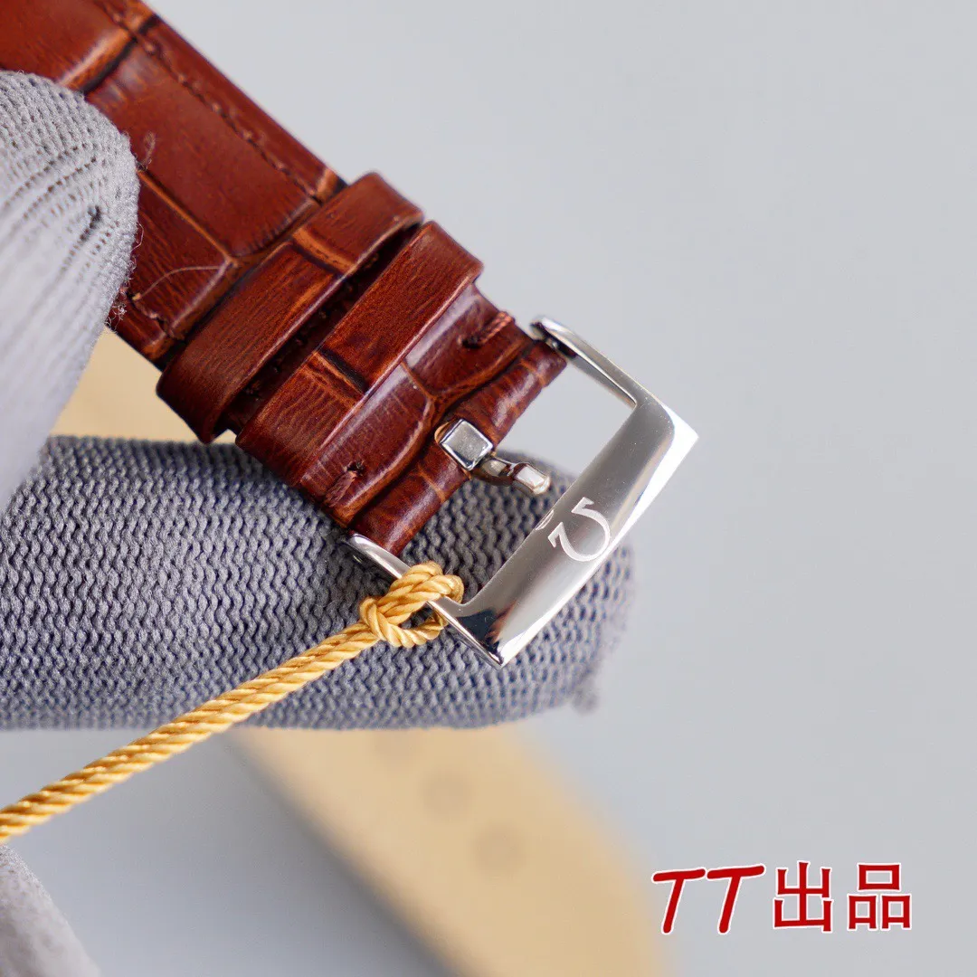 【High-end replica】💰1160! 【Customized all-in-one machine】💰1720! The first thing that comes to mind for the Omega De Ville series is its dignified, elegant, simple, simple, and unobtrusive appearance. Although simple, it is very delicate. The watches in this series are worn with a steady, cautious and steady character. Configuration parameters: Brand: Omega Series: Diefei series Movement: Imported Citizen 9015 all-in-one movement (upgraded version) Each movement undergoes strict QC calibration before shipment. Very strict, zero repairs. Design service life: 10 years. Case material: 316L stainless steel, CNC numerical control engraving, ultra-precision, waterproof depth 100 meters🏊‍♀🏊🏊 Lettering: The latest version of the disc flying track lettering, the word nails are butt welded and inlaid with the same process as the genuine ones (the first in the industry) Table diameter: 39.5*9.7mm (the only one on the market that is consistent with the genuine ones) Product grade: Super A Glass: Imported sapphire glass (0 difference in exposure and transparency compared with the original) Belt: Genuine American alligator leather strap (black/brown) Steel strap: 316L steel professionally polished by top masters /Gloss/Smoothness/Comfort/The same quality as genuine ones. Buttons: Original easy-to-tie pin buckles. Steel buckles: Original mold opening. Same craftsmanship. Same functions. "Manually extendable buckle"