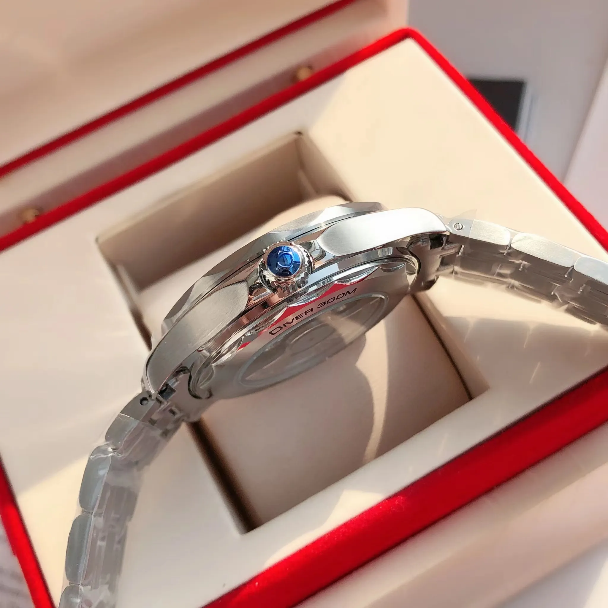 【High-end replica】💰1160! 【Customized all-in-one machine】💰1720! Omega Seamaster's new upgraded version of Seamaster 300 meters has arrived. It continues to adhere to practical value, delve into appearance details, and import an all-in-one movement. There is no best, only a better upgrade concept. It will once again push the entire series of Seamaster watches with the new Citizen movement to the top!  [Upgrade 1] Corrected the bezel to match the color of the letter, synchronized with the original genuine sunken luminous pearl, and the luminous color is synchronized [Upgrade 2] Corrected the original synchronized 8800 movement automatic hammer, effectively combined with the durability of the imported 9015 movement, and more intuitively close to the original [Upgrade 3] Upgraded the arched scratch-resistant sapphire glass mirror, since then‼ ️ All watches are made of sapphire glass [Upgrade 4] Using original genuine CNC molds, perfectly copying the same shell shape and band-shaped curvature of the genuine products. The appearance similarity with the genuine products is indistinguishable. The pictures were taken on a customized all-in-one machine!