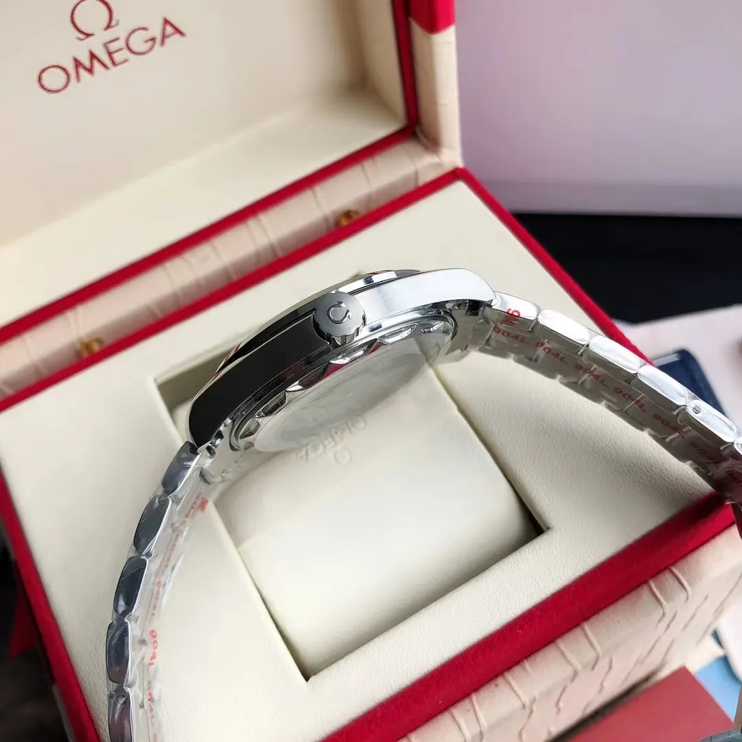 【Customized all-in-one machine】💰1720! Omega Seamaster 150-meter watch [Ocean charm, classic hot model] The classic and timeless design is very characteristic of the Omega brand [Movement] Equipped with the imported brand new Citizen 9015 all-in-one automatic mechanical movement, accurate and durable, highly recognized by watch friends [Case] 316L stainless steel case, modified and beautiful body, original consistent 41.5mm diameter, curved dial, depth waterproof to 200 meters [Bracelet] imported fine steel strap Equipped with the original folding clasp of the same material, the details are synchronized with the original product ⚠️Please look for the exclusive quality produced by GD