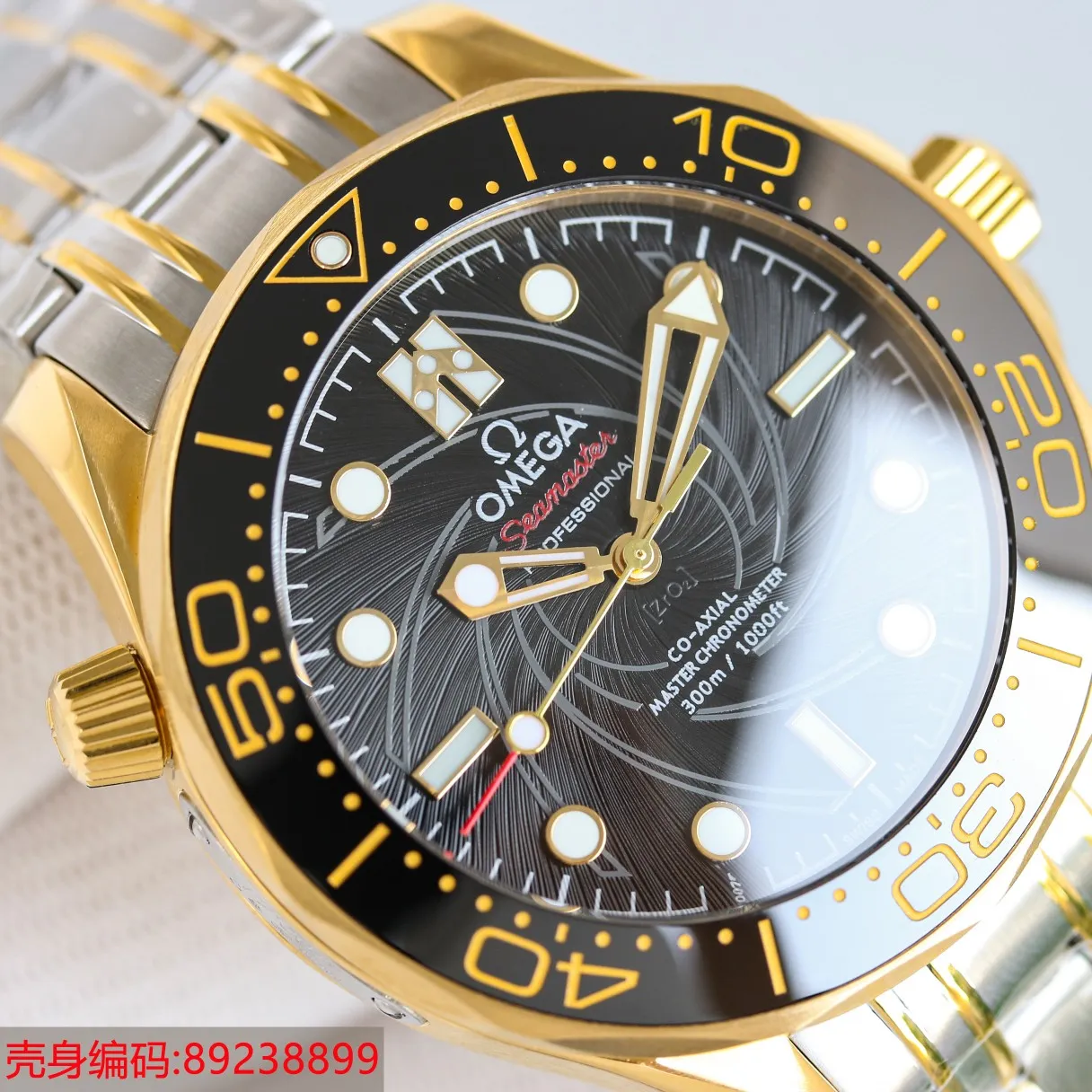 【High-end replica】💰1300! 【Customized all-in-one machine】💰1900! Omega Seamaster 007 First Anniversary Series 300-meter Diving Watch is of exclusive quality on the entire network. [Movement] It is equipped with a brand new Citizen all-in-one fully automatic mechanical movement imported from Japan, which truly achieves zero repairs, accurate running time, strong practicality and 100% waterproof. [Glass] High-definition double-bore sapphire glass [Ceramic ring] Imported ceramic ring with 12-point sapphire moonlight beads (beautiful/high-end) [Pointer] Super-LumiNova luminous coating, blue and green two-color luminous, green luminous display on the minute hand with green luminous dot on the bezel for diving oxygen countdown [Turbo plate] Corresponds to the original 8800, 8806, 8807 electroplated metal rotor [Literal] Corresponds to the counter Haima 300 porcelain surface craftsmanship (the visual effect beats ordinary oil pressure) [Case] Made of 316L fine steel case, equipped with the only original ceramic one-way rotating chronograph ring in its class. The pressure relief valve on the side of the case is the same as the original one. The watch diameter is 42/11mm, the official perfect size, with the latest 007 logo on the side