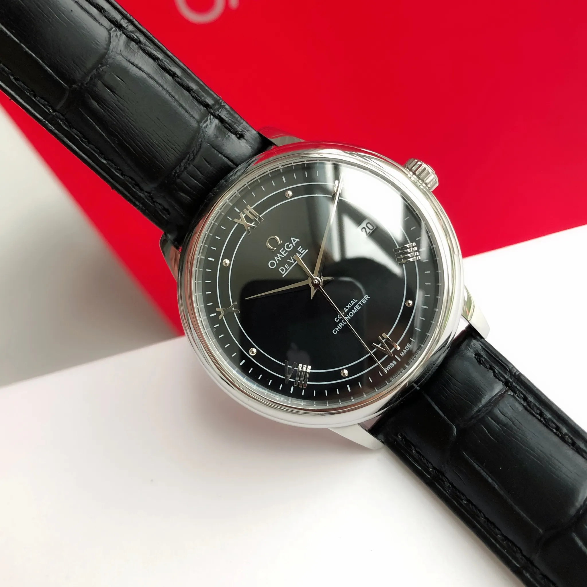 【High-end replica】💰1160! 【Customized all-in-one machine】💰1720! 2023 upgraded blockbuster model - Omega Butterfly De Ville series men's watch [Casual, simple and classic hot model] After the De Ville series was discontinued last year, the factory persisted in adhering to the concept of providing better prices and being more people-friendly. It spent nearly a year strictly controlling and selecting high-quality suppliers of various accessories. Thanks to the strong support of a replica factory, it has worked hard to create today's upgraded and high-quality products at the same price‼ ️ This upgrade uses the same-level lettering from a certain factory, corrects the original synchronous stretch clasp, and passes the factory damage test to ensure excellent quality [Movement] Equipped with zero repair 💯 Brand new Citizen 9015 all-in-one automatic mechanical movement, precise travel time and long-lasting, highly recognized by watch friends [Case] 316L stainless steel case, modified and beautiful body The bottom cover is embossed according to the original synchronized track text. The 39.5mm shell size adheres to the same original details. Curved dial. 100-meter depth waterproof. Scratch-resistant sapphire mirror. [Bracelet] Use 316L stainless steel bracelet with original folding stretch buckle of the same material or calfskin strap. This picture is a real shot of a customized all-in-one machine!