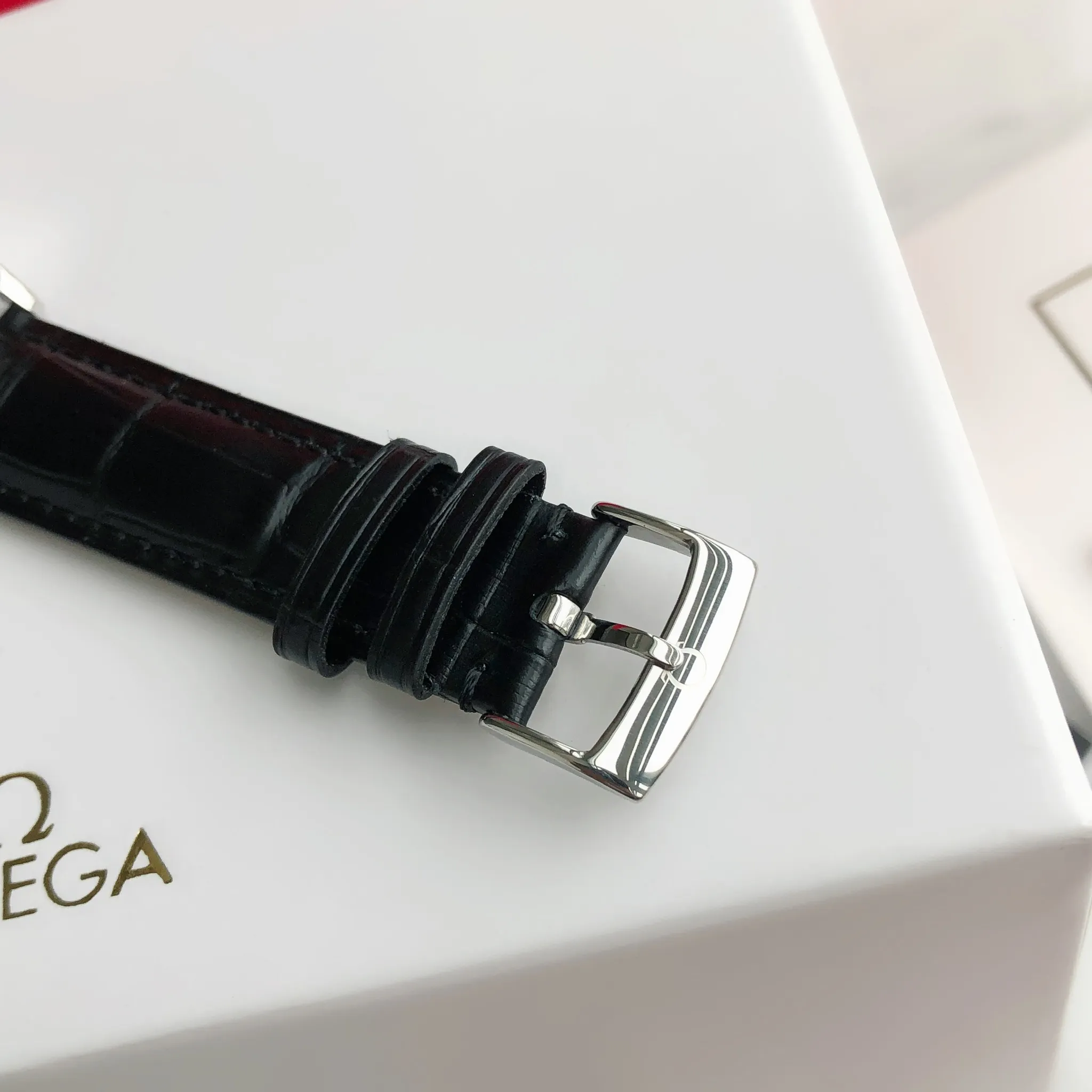 【High-end replica】💰1160! 【Customized all-in-one machine】💰1720! 2023 upgraded blockbuster model - Omega Butterfly De Ville series men's watch [Casual, simple and classic hot model] After the De Ville series was discontinued last year, the factory persisted in adhering to the concept of providing better prices and being more people-friendly. It spent nearly a year strictly controlling and selecting high-quality suppliers of various accessories. Thanks to the strong support of a replica factory, it has worked hard to create today's upgraded and high-quality products at the same price‼ ️ This upgrade uses the same-level lettering from a certain factory, corrects the original synchronous stretch clasp, and passes the factory damage test to ensure excellent quality [Movement] Equipped with zero repair 💯 Brand new Citizen 9015 all-in-one automatic mechanical movement, precise travel time and long-lasting, highly recognized by watch friends [Case] 316L stainless steel case, modified and beautiful body The bottom cover is embossed according to the original synchronized track text. The 39.5mm shell size adheres to the same original details. Curved dial. 100-meter depth waterproof. Scratch-resistant sapphire mirror. [Bracelet] Use 316L stainless steel bracelet with original folding stretch buckle of the same material or calfskin strap. This picture is a real shot of a customized all-in-one machine!