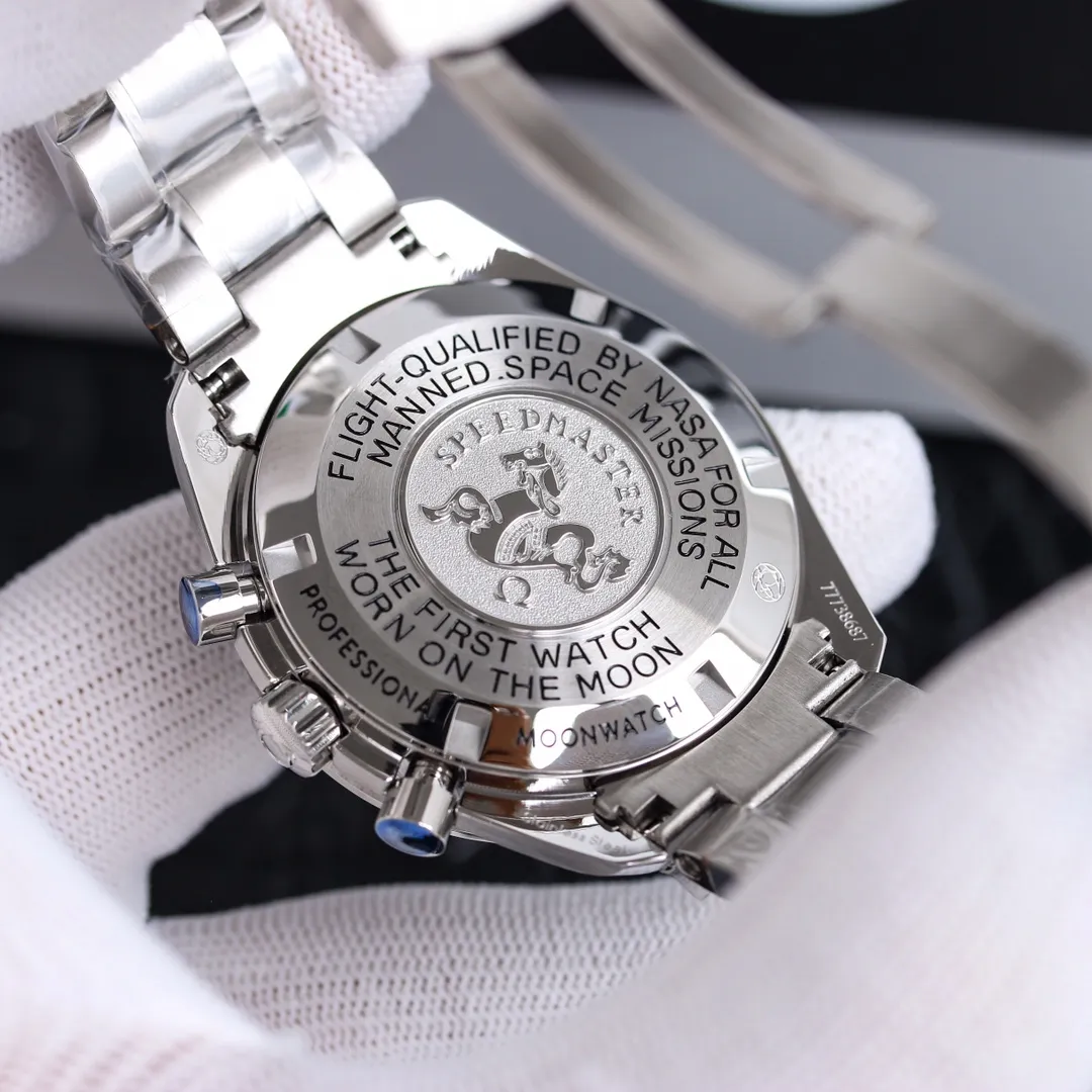 The new Omega Moon Landing Speedmaster is back [Professional Moon Watch] The core of the Speedmaster story is that Armstrong was taken to the moon (the watch was left in the space capsule). The case is made of imported 316 stainless steel, made of Lasha, with exquisite angles and three-dimensional clarity. It is equipped with a ceramic bezel. The luminous dial is made of luminous materials imported from Switzerland after repeated printing processes. It is paired with a sapphire crystal mirror on the lid. The case size is 42 mm and can be paired with a stainless steel strap or a "NATO" NATO military strap. The movement uses a classic manual winding chronograph movement (1863). Only after playing with a manual chronograph movement is it complete! You won’t know until you try!