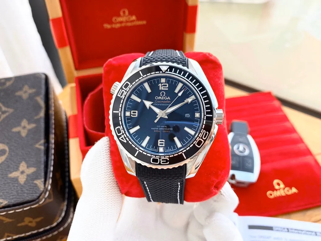 【High-end replica】💰1040! Omega OMEGA🎉Seamaster series men's watch, fully automatic imported Citizen 8215 mechanical movement, 316L stainless steel case, mineral super strong glass mirror, genuine cowhide strap/stainless steel strap, diameter 40mm, thickness 11mm The spirit of men represented by this watch: integrity, perseverance, fearlessness and loyalty to oneself. Whether it is a formal occasion or a daily outing, wearing it on the wrist shows a chic and gentlemanly style.