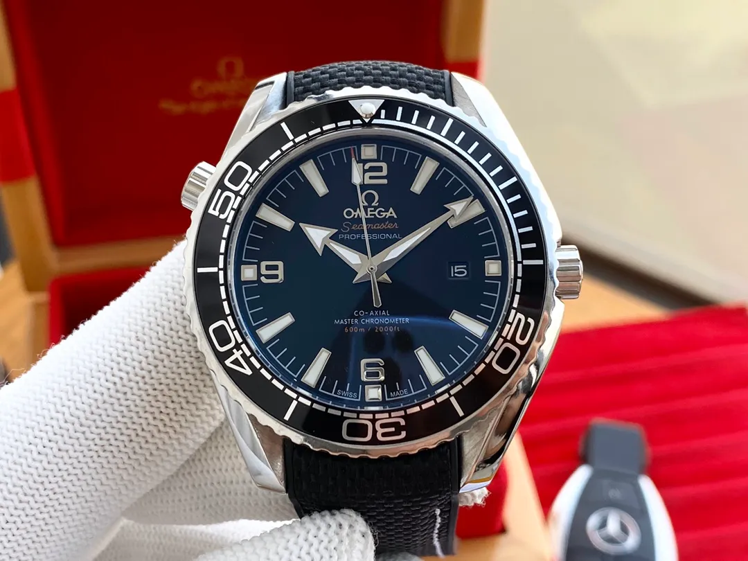 【High-end replica】💰1040! Omega OMEGA🎉Seamaster series men's watch, fully automatic imported Citizen 8215 mechanical movement, 316L stainless steel case, mineral super strong glass mirror, genuine cowhide strap/stainless steel strap, diameter 40mm, thickness 11mm The spirit of men represented by this watch: integrity, perseverance, fearlessness and loyalty to oneself. Whether it is a formal occasion or a daily outing, wearing it on the wrist shows a chic and gentlemanly style.