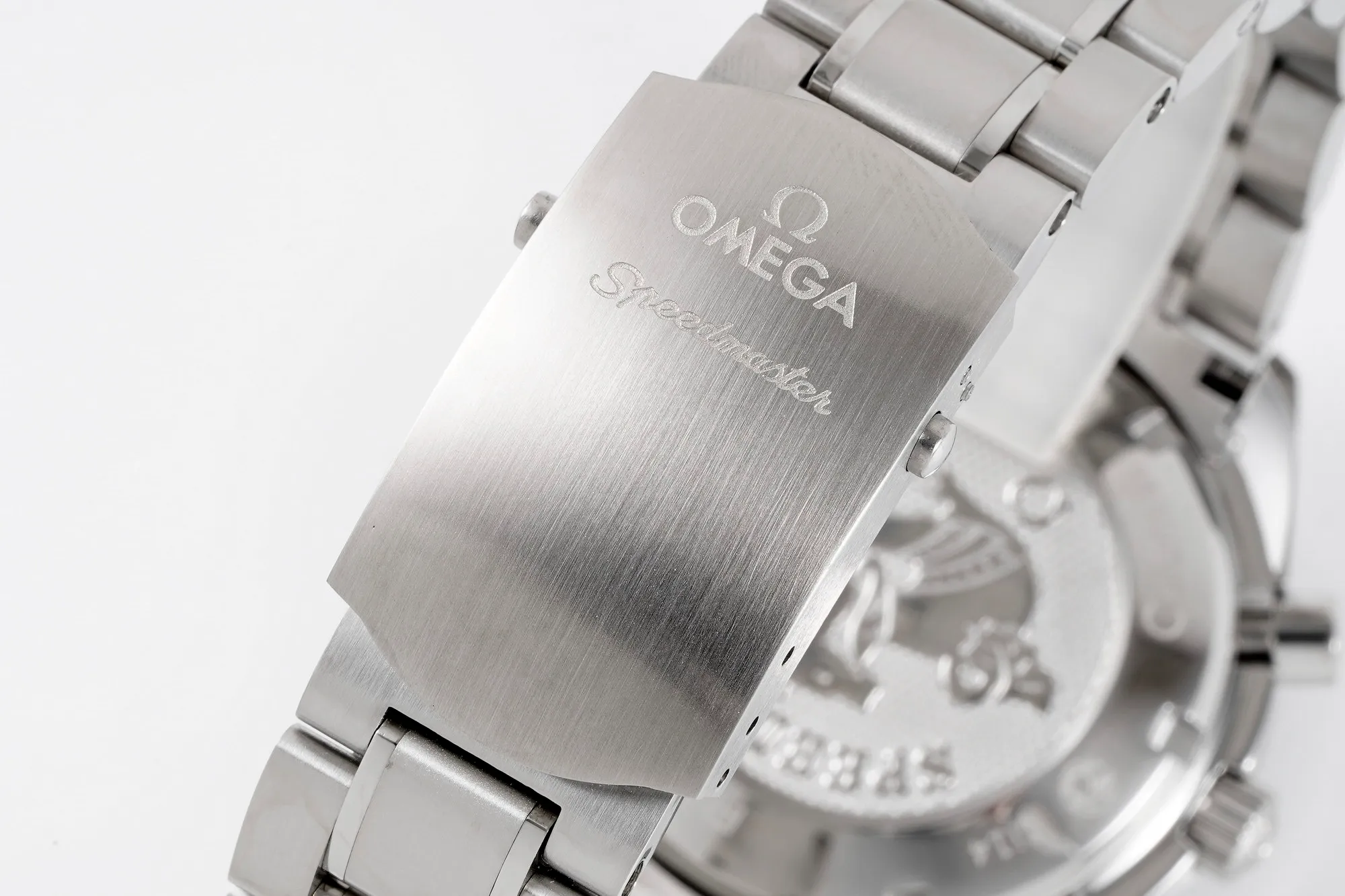 【Top Replica】💰Private chat! Omega Speedmaster series 326.32.40.50.06.001 multi-function chronograph watch. The synchronous counter is 40mm in size and uses the 7750 chronograph movement to make it more stable and durable, creating an original quality copy of the Omega Speedmaster series watch. [Appearance] Purchase genuine products for disassembly and mapping. They have the same stepped watch case cover, the same CNC polishing level, and the same thickness size. The entire watch accessories, including the strap lug screws, are perfectly interchangeable with the genuine products. [Disk surface] The dial adopts the same grain texture and radial pattern lettering as the original product, and uses the same frosted fine particle lettering as the original. The overall density of the particles is consistent with the original product. The same light source reflection as the original product can be seen at any angle. Each number, word nail, logo, is independently molded using genuine craftsmanship materials. After several sets of molds, the three-dimensional beauty is finally consistent with the original version. [Mirror] Double-sided blue-coated curved sapphire glass mirror, double-sided chamfered and smooth edges, and the thickness arc reaches the strict tolerance standard of 0.03. Scratch-resistant and wear-resistant, crystal clear. [Waterproof] The lock-type crown has been tested repeatedly and is consistent with the original product. The waterproof depth is 100 meters. [Strap] The rubber strap follows strict standards from the raw material. Every detail has been polished repeatedly and is of the highest quality. It is soft and delicate, fits the wrist and is comfortable to wear. Every inch of stitching and every detail, including the number, is consistent with the original. [Watch Buckle] The brushed texture of the watch buckle is fine and neat, and the depth of the drawing is exactly the same as the original. Not only the density of the drawing is fine and consistent, but also the depth of the drawing is consistent with the original. The watch buckle is deeply restored, which solves the embarrassing problem of the buckle becoming loose after being used for a period of time. The watch buckle still fits tightly after being used for a long time, and the crisp sound of the buckle is also deeply restored.