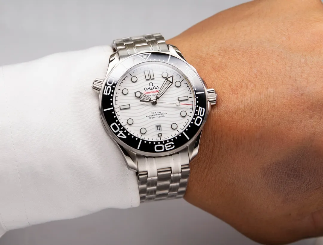 Omega Seamaster Series 300-meter Diving Watch [Movement] 💯 Brand new Citizen fully automatic mechanical movement imported from Japan with the latest 8800 deck, truly all metal, truly all gemstone eyes! It truly achieves zero repairs, accurate delivery, and combines practicality and beauty! 100% waterproof. [Glass] High-definition double-bore sapphire glass [Ceramic ring] Use imported ceramic ring with 12-point sapphire moonlight beads (beautiful/high-end) [Pointers] Super-LumiNova luminous coating, blue and green two-color luminous, minute hand green luminous display with green luminous dot on the bezel for diving oxygen countdown [Literal] Corresponds to the counter Seamaster 300 porcelain surface craftsmanship (visual effect beats ordinary oil pressure) [Case] Made of 316L fine steel case, equipped with the only original ceramic one-way rotating chronograph ring in its class. The pressure relief valve on the side of the case is the same as the original one. Table diameter 42/11mm, official perfect size