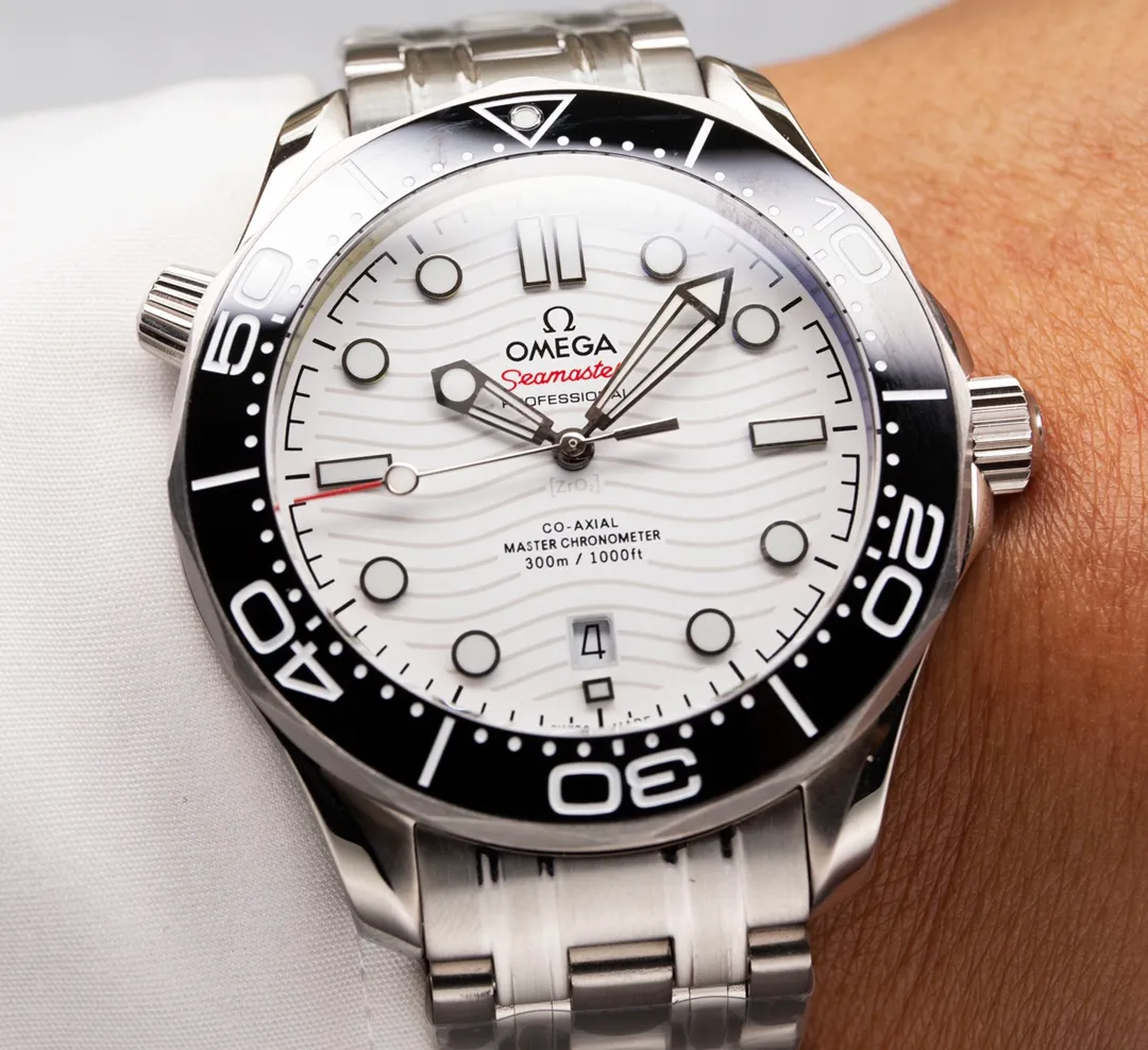 Omega Seamaster Series 300-meter Diving Watch [Movement] 💯 Brand new Citizen fully automatic mechanical movement imported from Japan with the latest 8800 deck, truly all metal, truly all gemstone eyes! It truly achieves zero repairs, accurate delivery, and combines practicality and beauty! 100% waterproof. [Glass] High-definition double-bore sapphire glass [Ceramic ring] Use imported ceramic ring with 12-point sapphire moonlight beads (beautiful/high-end) [Pointers] Super-LumiNova luminous coating, blue and green two-color luminous, minute hand green luminous display with green luminous dot on the bezel for diving oxygen countdown [Literal] Corresponds to the counter Seamaster 300 porcelain surface craftsmanship (visual effect beats ordinary oil pressure) [Case] Made of 316L fine steel case, equipped with the only original ceramic one-way rotating chronograph ring in its class. The pressure relief valve on the side of the case is the same as the original one. Table diameter 42/11mm, official perfect size