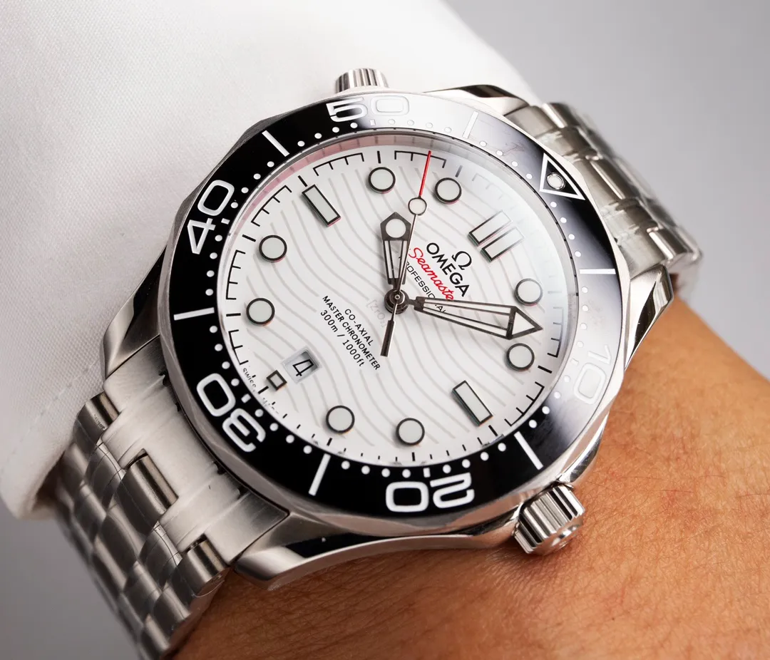 Omega Seamaster Series 300-meter Diving Watch [Movement] 💯 Brand new Citizen fully automatic mechanical movement imported from Japan with the latest 8800 deck, truly all metal, truly all gemstone eyes! It truly achieves zero repairs, accurate delivery, and combines practicality and beauty! 100% waterproof. [Glass] High-definition double-bore sapphire glass [Ceramic ring] Use imported ceramic ring with 12-point sapphire moonlight beads (beautiful/high-end) [Pointers] Super-LumiNova luminous coating, blue and green two-color luminous, minute hand green luminous display with green luminous dot on the bezel for diving oxygen countdown [Literal] Corresponds to the counter Seamaster 300 porcelain surface craftsmanship (visual effect beats ordinary oil pressure) [Case] Made of 316L fine steel case, equipped with the only original ceramic one-way rotating chronograph ring in its class. The pressure relief valve on the side of the case is the same as the original one. Table diameter 42/11mm, official perfect size