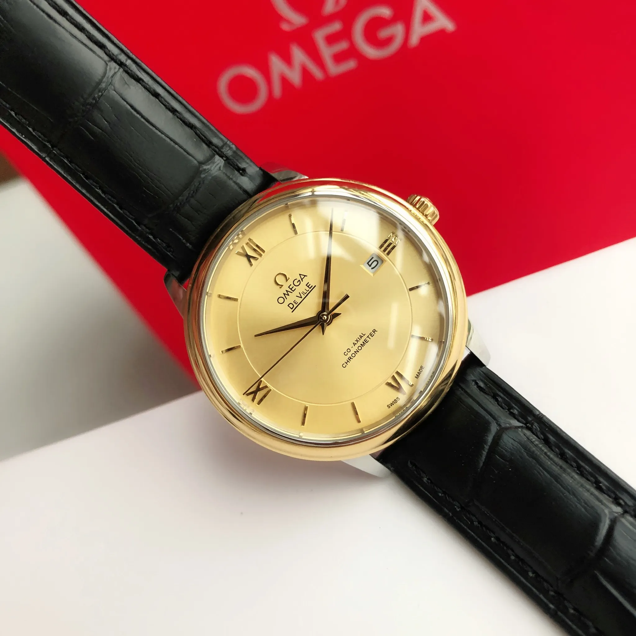 【High-end replica】💰1160! 【Customized all-in-one machine】💰1720! 2023 upgraded blockbuster model - Omega Butterfly De Ville series men's watch [Casual, simple and classic hot model] After the De Ville series was discontinued last year, the factory persisted in adhering to the concept of providing better prices and being more people-friendly. It spent nearly a year strictly controlling and selecting high-quality suppliers of various accessories. Thanks to the strong support of a replica factory, it has worked hard to create today's upgraded and high-quality products at the same price‼ ️ This upgrade uses the same-level lettering from a certain factory, corrects the original synchronous stretch clasp, and passes the factory damage test to ensure excellent quality [Movement] Equipped with zero repair 💯 Brand new Citizen 9015 all-in-one automatic mechanical movement, precise travel time and long-lasting, highly recognized by watch friends [Case] 316L stainless steel case, modified and beautiful body The bottom cover is embossed according to the original synchronized track text. The 39.5mm shell size adheres to the same original details. Curved dial. 100-meter depth waterproof. Scratch-resistant sapphire mirror. [Bracelet] Use 316L stainless steel bracelet with original folding stretch buckle of the same material or calfskin strap. This picture is a real shot of a customized all-in-one machine!