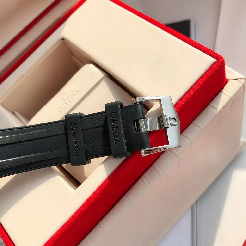 【High-end replica】💰1160! 【Customized all-in-one machine】💰1720! Omega Seamaster's new upgraded version of Seamaster 300 meters has arrived. It continues to adhere to practical value, delve into appearance details, and import an all-in-one movement. There is no best, only a better upgrade concept. It will once again push the entire series of Seamaster watches with the new Citizen movement to the top!  [Upgrade 1] Corrected the bezel to match the color of the letter, synchronized with the original genuine sunken luminous pearl, and the luminous color is synchronized [Upgrade 2] Corrected the original synchronized 8800 movement automatic hammer, effectively combined with the durability of the imported 9015 movement, and more intuitively close to the original [Upgrade 3] Upgraded the arched scratch-resistant sapphire glass mirror, since then‼ ️ All watches are made of sapphire glass [Upgrade 4] Using original genuine CNC molds, perfectly copying the same shell shape and band-shaped curvature of the genuine products. The appearance similarity with the genuine products is indistinguishable. The pictures were taken on a customized all-in-one machine!