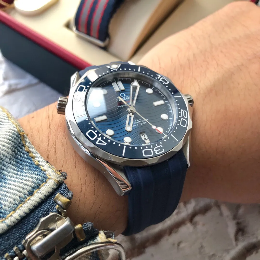【High-end replica】💰970! The Omega Seamaster series is made of ceramic rings with strict and consistent details. 🇨🇳Original synchronization, the same size of 42mm, equipped with a fully automatic imported Citizen 8215 mechanical movement. On the occasion of the 25th anniversary of the launch of the diving watch, the new classic Seamaster series 300-meter diving watch was born against this background. This watch produced by Qiao Qiao really innovates and changes the brand's Haima series from the inside out.