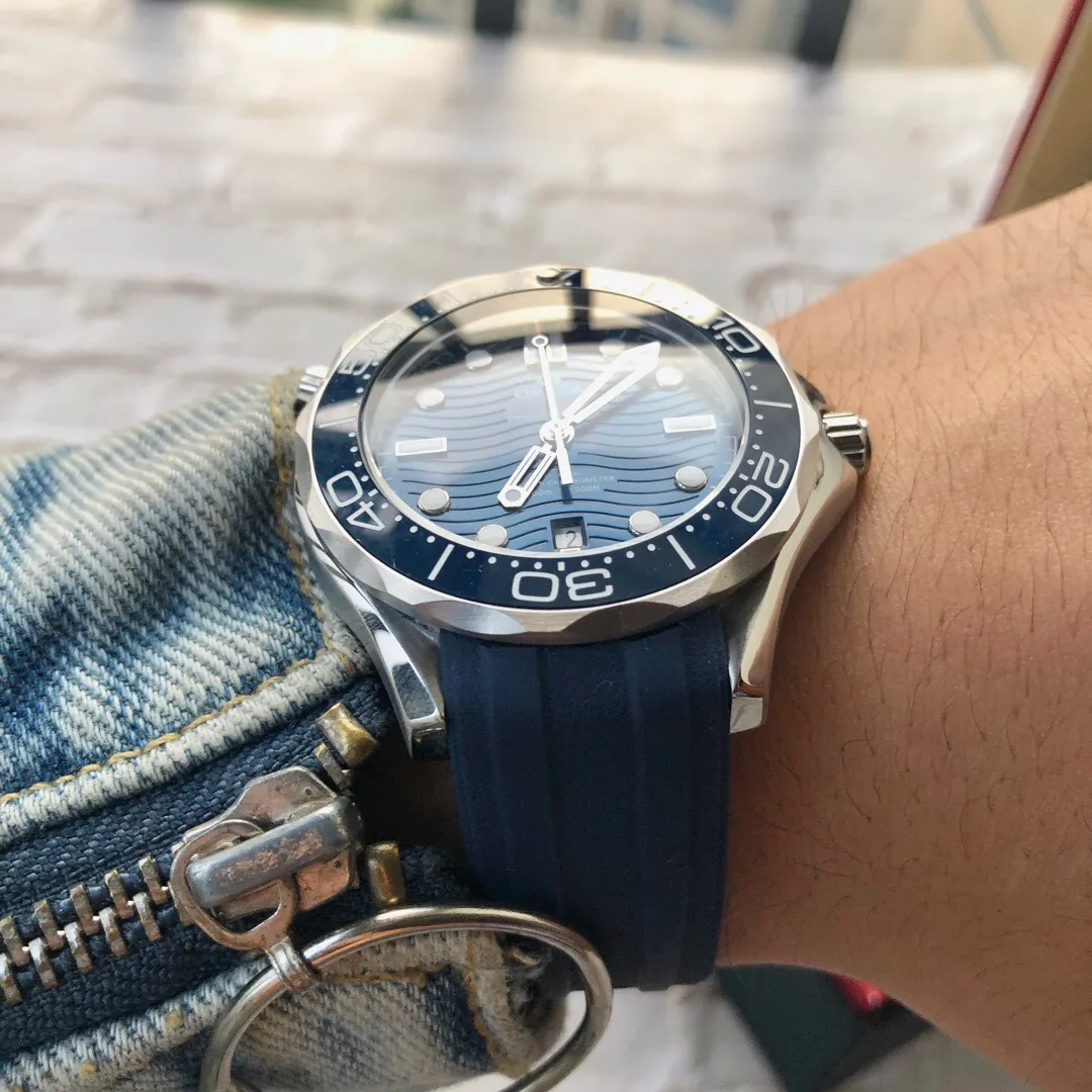 【High-end replica】💰970! The Omega Seamaster series is made of ceramic rings with strict and consistent details. 🇨🇳Original synchronization, the same size of 42mm, equipped with a fully automatic imported Citizen 8215 mechanical movement. On the occasion of the 25th anniversary of the launch of the diving watch, the new classic Seamaster series 300-meter diving watch was born against this background. This watch produced by Qiao Qiao really innovates and changes the brand's Haima series from the inside out.