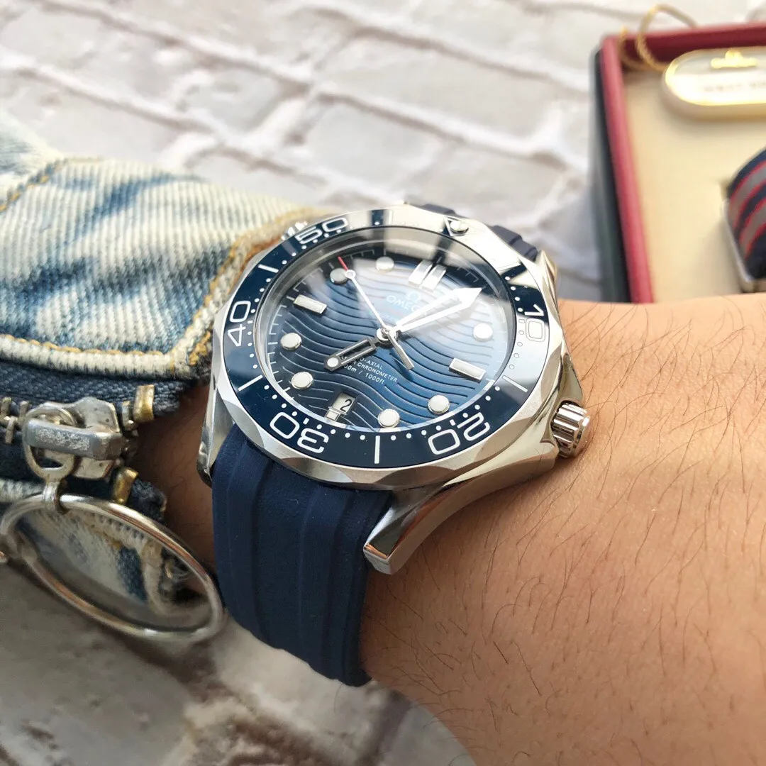 【High-end replica】💰970! The Omega Seamaster series is made of ceramic rings with strict and consistent details. 🇨🇳Original synchronization, the same size of 42mm, equipped with a fully automatic imported Citizen 8215 mechanical movement. On the occasion of the 25th anniversary of the launch of the diving watch, the new classic Seamaster series 300-meter diving watch was born against this background. This watch produced by Qiao Qiao really innovates and changes the brand's Haima series from the inside out.