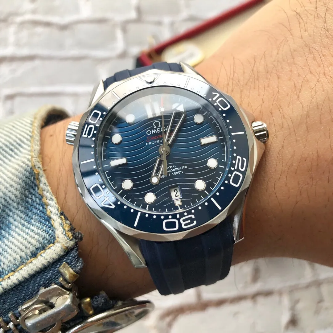 【High-end replica】💰970! The Omega Seamaster series is made of ceramic rings with strict and consistent details. 🇨🇳Original synchronization, the same size of 42mm, equipped with a fully automatic imported Citizen 8215 mechanical movement. On the occasion of the 25th anniversary of the launch of the diving watch, the new classic Seamaster series 300-meter diving watch was born against this background. This watch produced by Qiao Qiao really innovates and changes the brand's Haima series from the inside out.