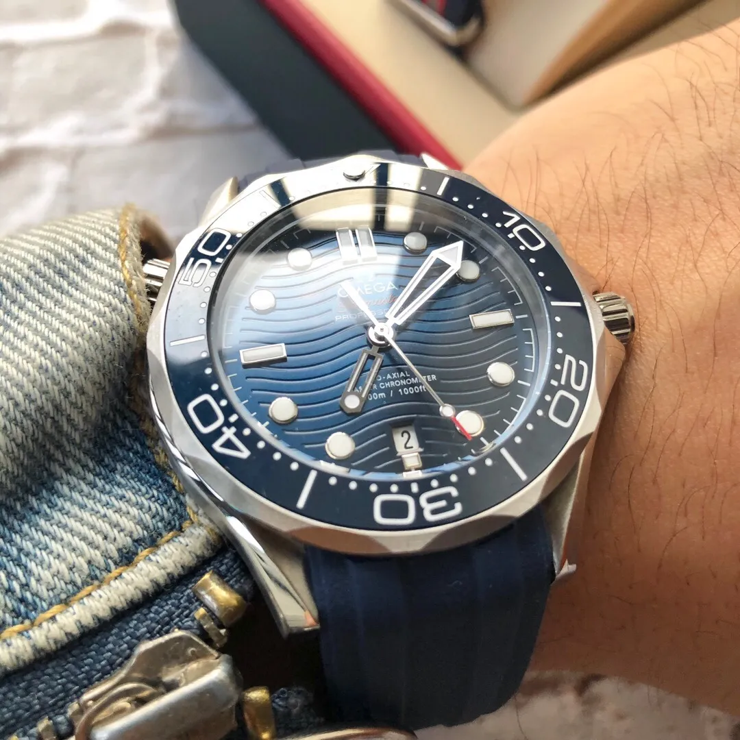 【High-end replica】💰970! The Omega Seamaster series is made of ceramic rings with strict and consistent details. 🇨🇳Original synchronization, the same size of 42mm, equipped with a fully automatic imported Citizen 8215 mechanical movement. On the occasion of the 25th anniversary of the launch of the diving watch, the new classic Seamaster series 300-meter diving watch was born against this background. This watch produced by Qiao Qiao really innovates and changes the brand's Haima series from the inside out.