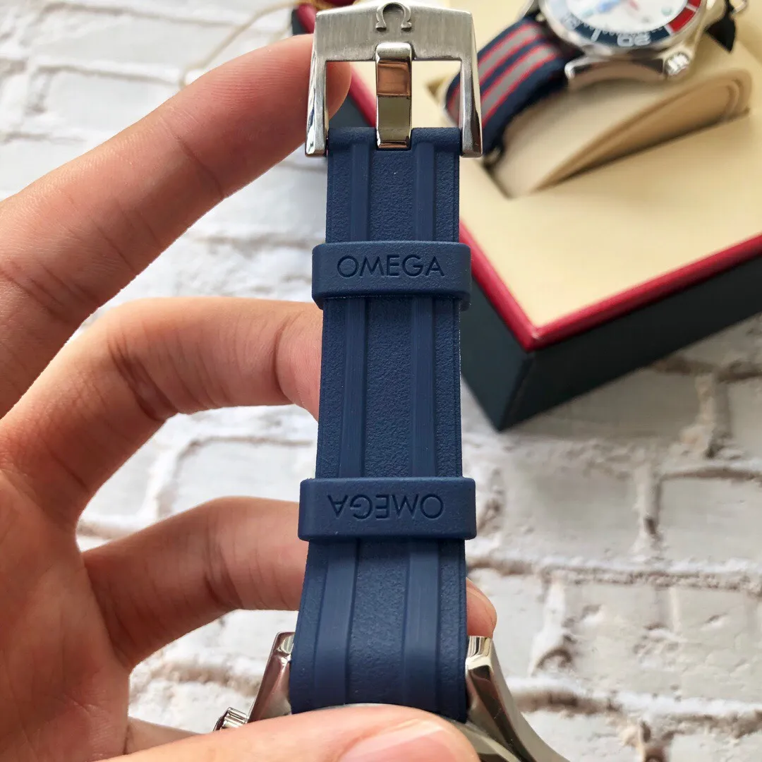 【High-end replica】💰970! The Omega Seamaster series is made of ceramic rings with strict and consistent details. 🇨🇳Original synchronization, the same size of 42mm, equipped with a fully automatic imported Citizen 8215 mechanical movement. On the occasion of the 25th anniversary of the launch of the diving watch, the new classic Seamaster series 300-meter diving watch was born against this background. This watch produced by Qiao Qiao really innovates and changes the brand's Haima series from the inside out.