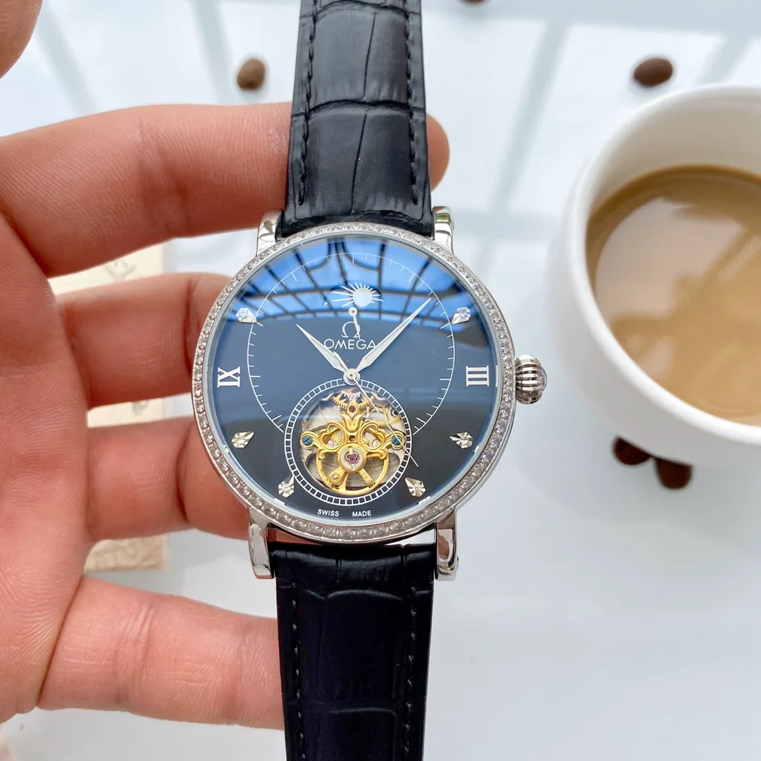 【Foreign Trade Import】💰1520! Omega (top quality, outstanding debut) 🎉🎉 [Type]: Fine men's watch (top) exquisite diamond-set [Strap]: Genuine leather strap (durable) [Movement]: Top mechanical movement (stable) [Material]: Mineral super strong mirror (wear-resistant) Exquisite quality and generous style, excellent temperament, wisdom and exclusivity [Size]: 43mm diameter, 12mm thick, hot sale! Welcome to reprint!