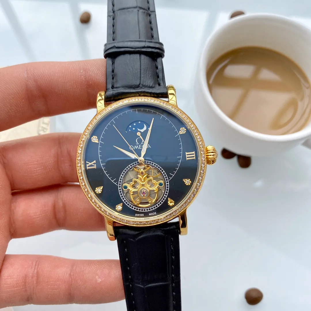 【Foreign Trade Import】💰1520! Omega (top quality, outstanding debut) 🎉🎉 [Type]: Fine men's watch (top) exquisite diamond-set [Strap]: Genuine leather strap (durable) [Movement]: Top mechanical movement (stable) [Material]: Mineral super strong mirror (wear-resistant) Exquisite quality and generous style, excellent temperament, wisdom and exclusivity [Size]: 43mm diameter, 12mm thick, hot sale! Welcome to reprint!